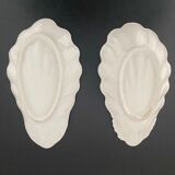 2 shell-shaped cups