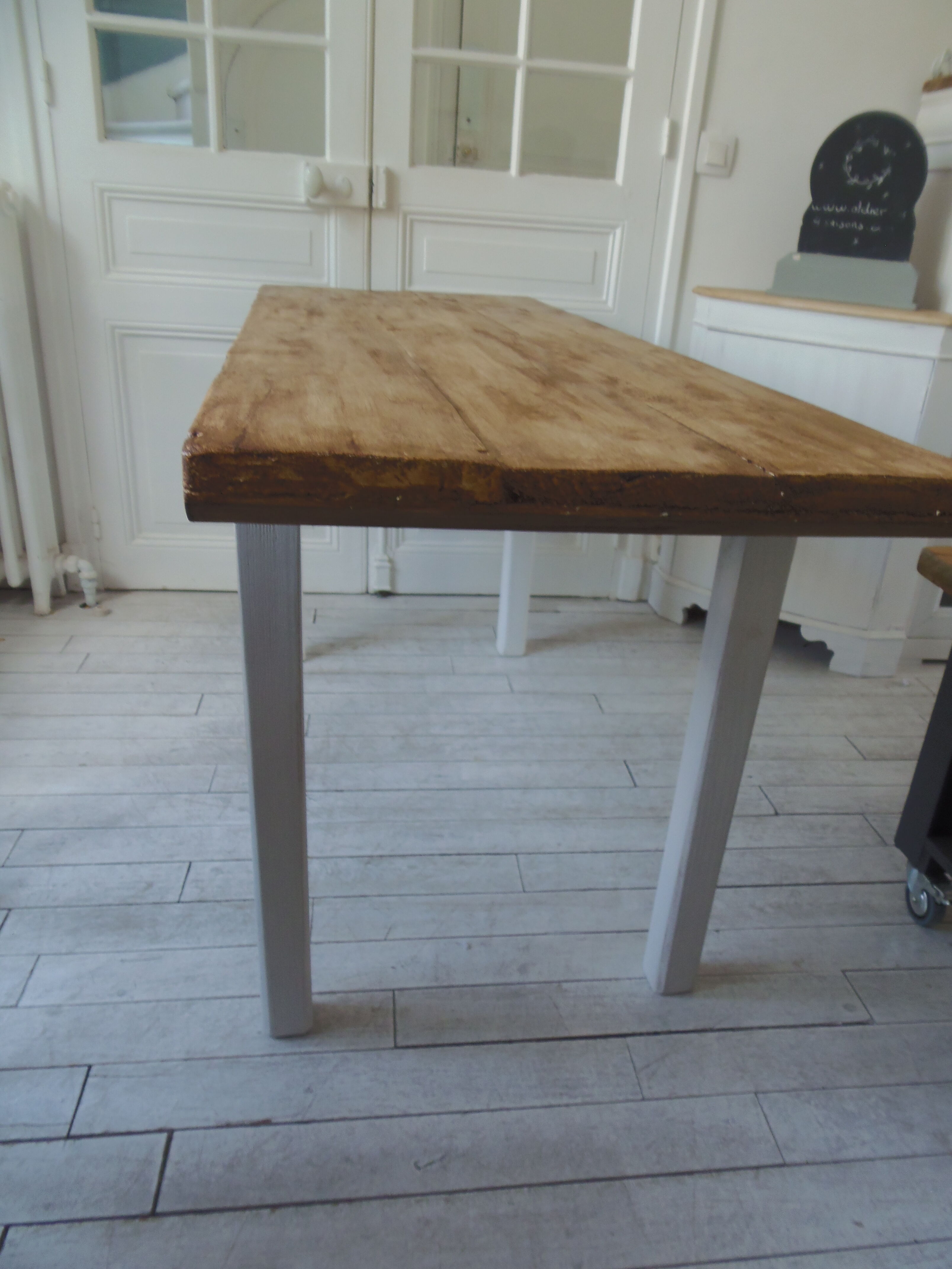 Farm table, leg and belt patinated pearl gray, waxed top medium oak.
