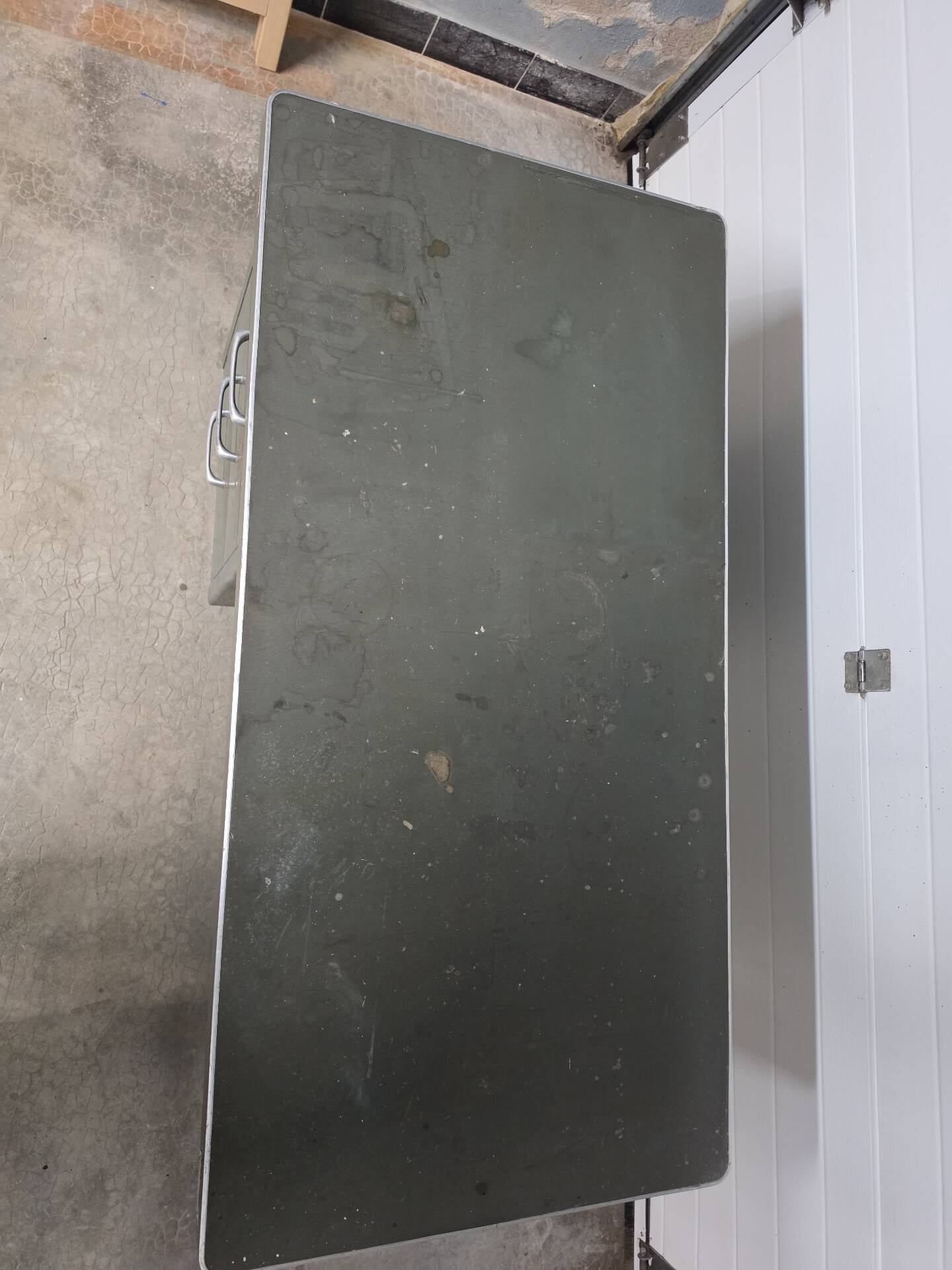 Strafor industrial desk