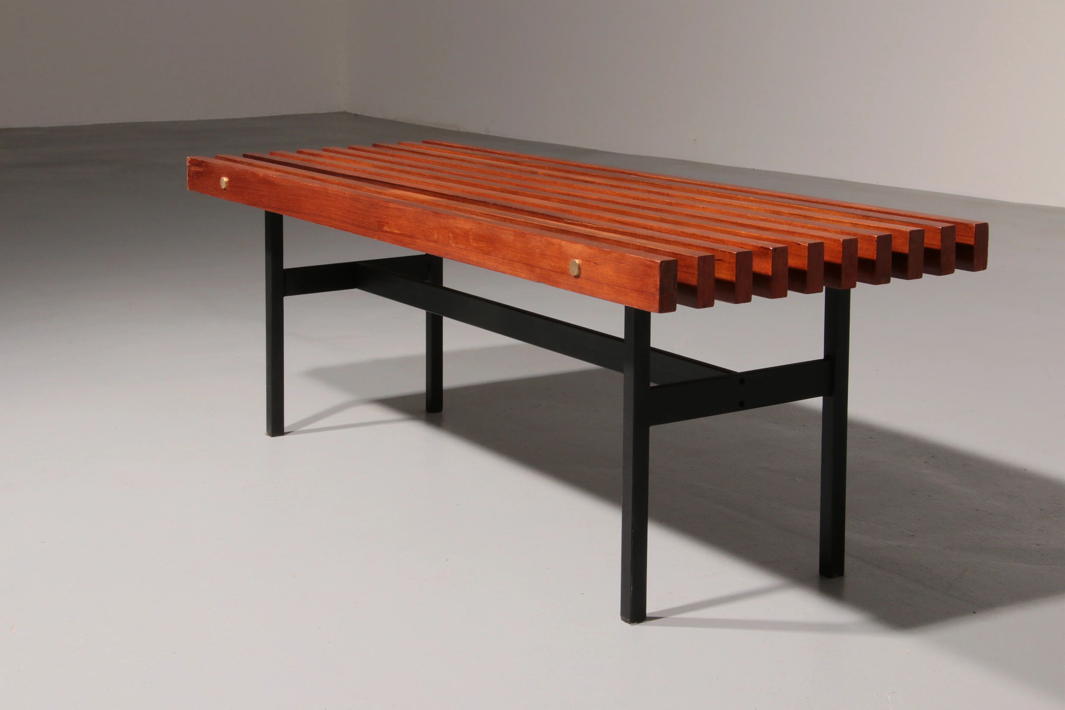 Banc en teck et métal, fabriqué en Italie, années 1970