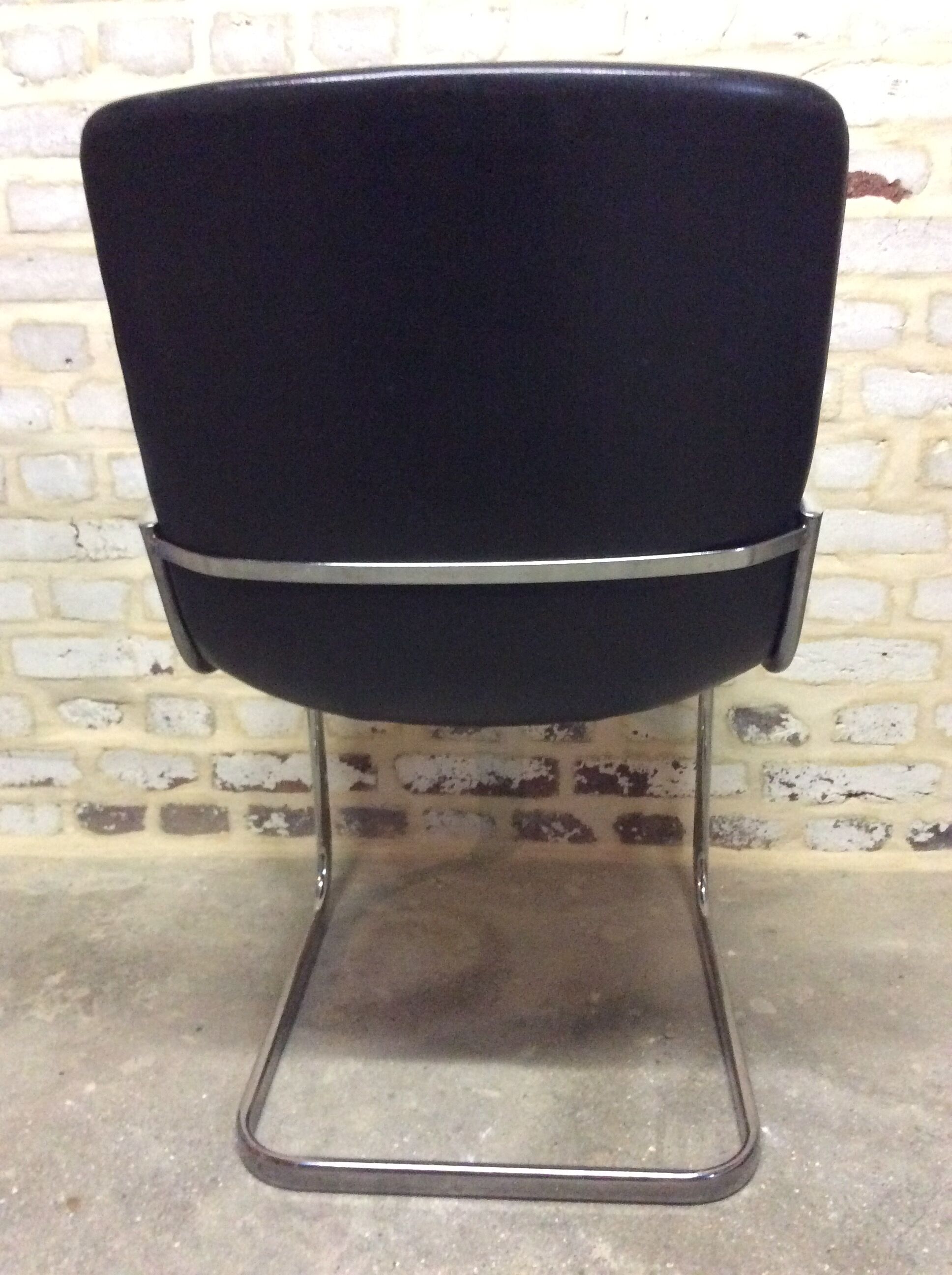 Chaise en cuir noir