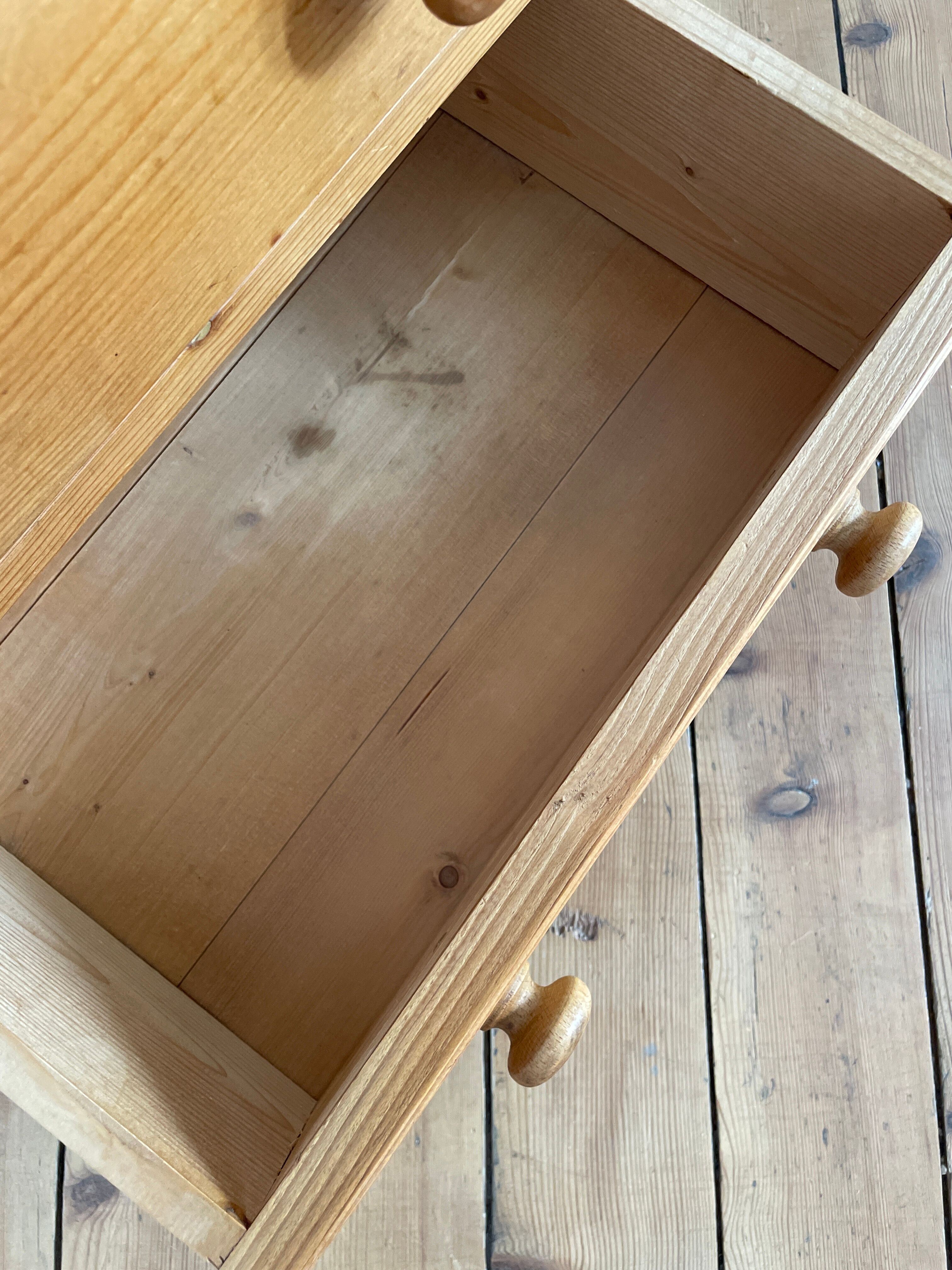 Mini commode vintage pour chambre d’enfant