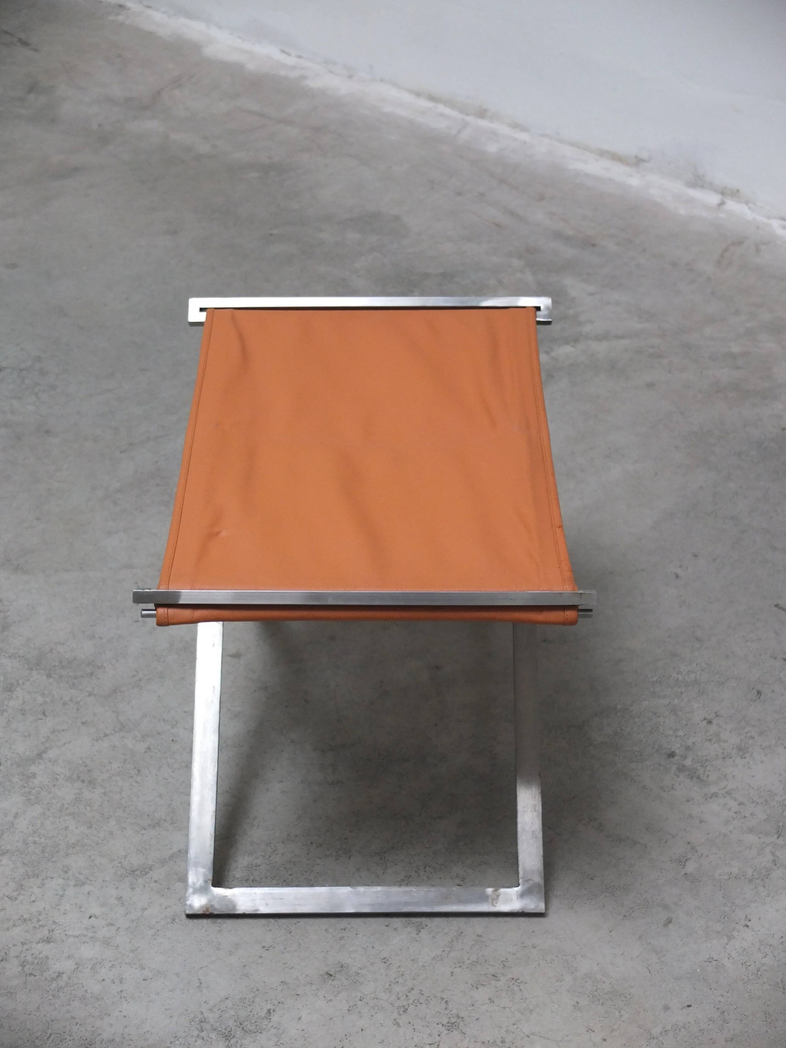 Tabouret pliant en cuir cognac et acier par Michael Christensen, années 1960.