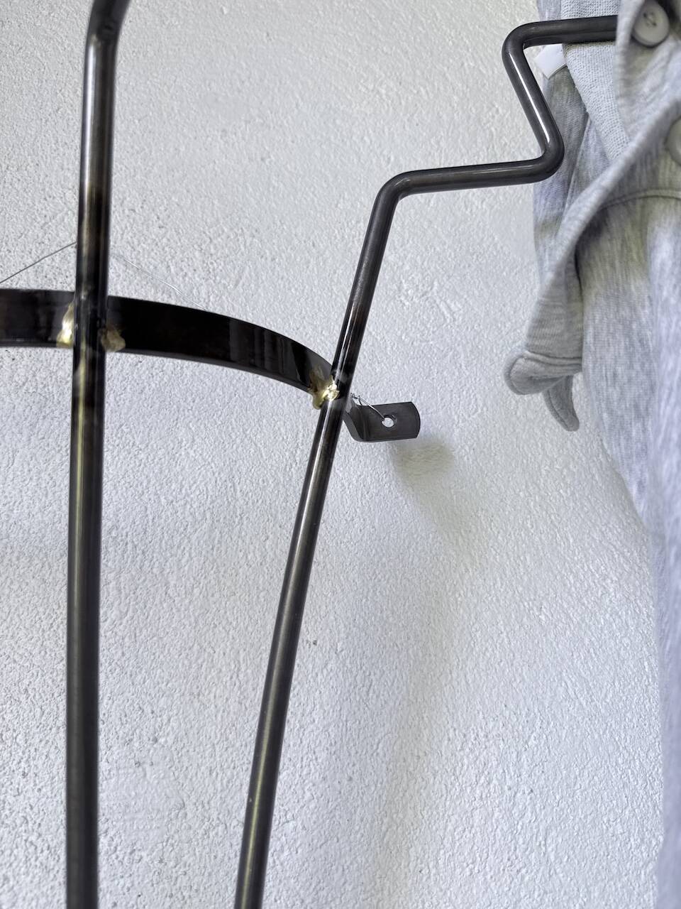 Porte manteau mural zigzag en métal et laiton 1960
