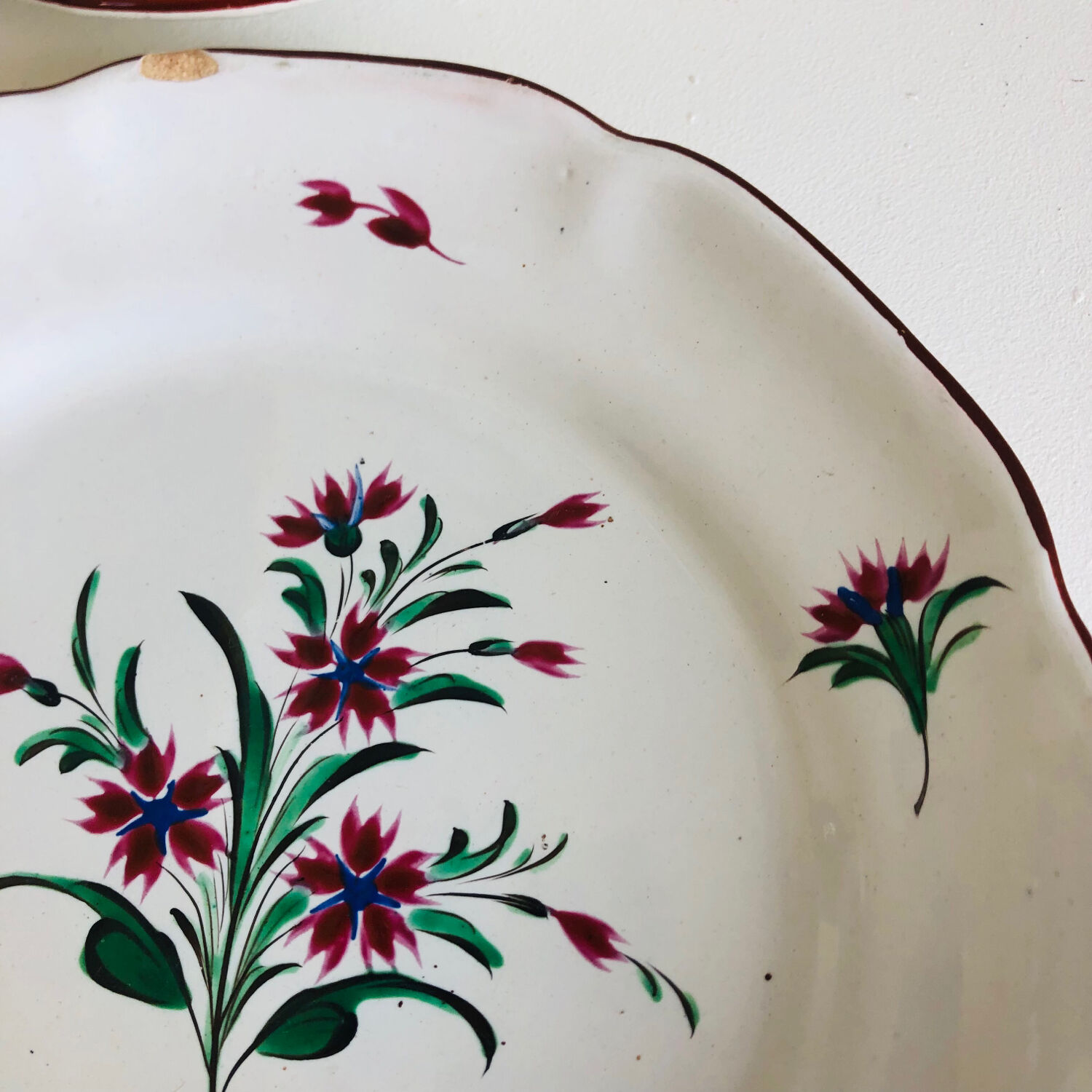 Pair of plates Les Islettes with bouquet and peacock