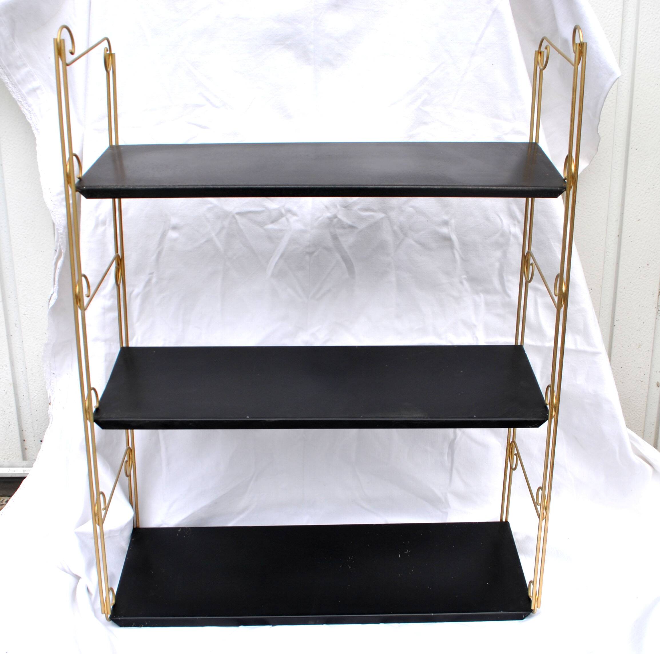 String modular shelf in gilded brass and black lacquered sheet metal Modernist DESIGN 1950-1960