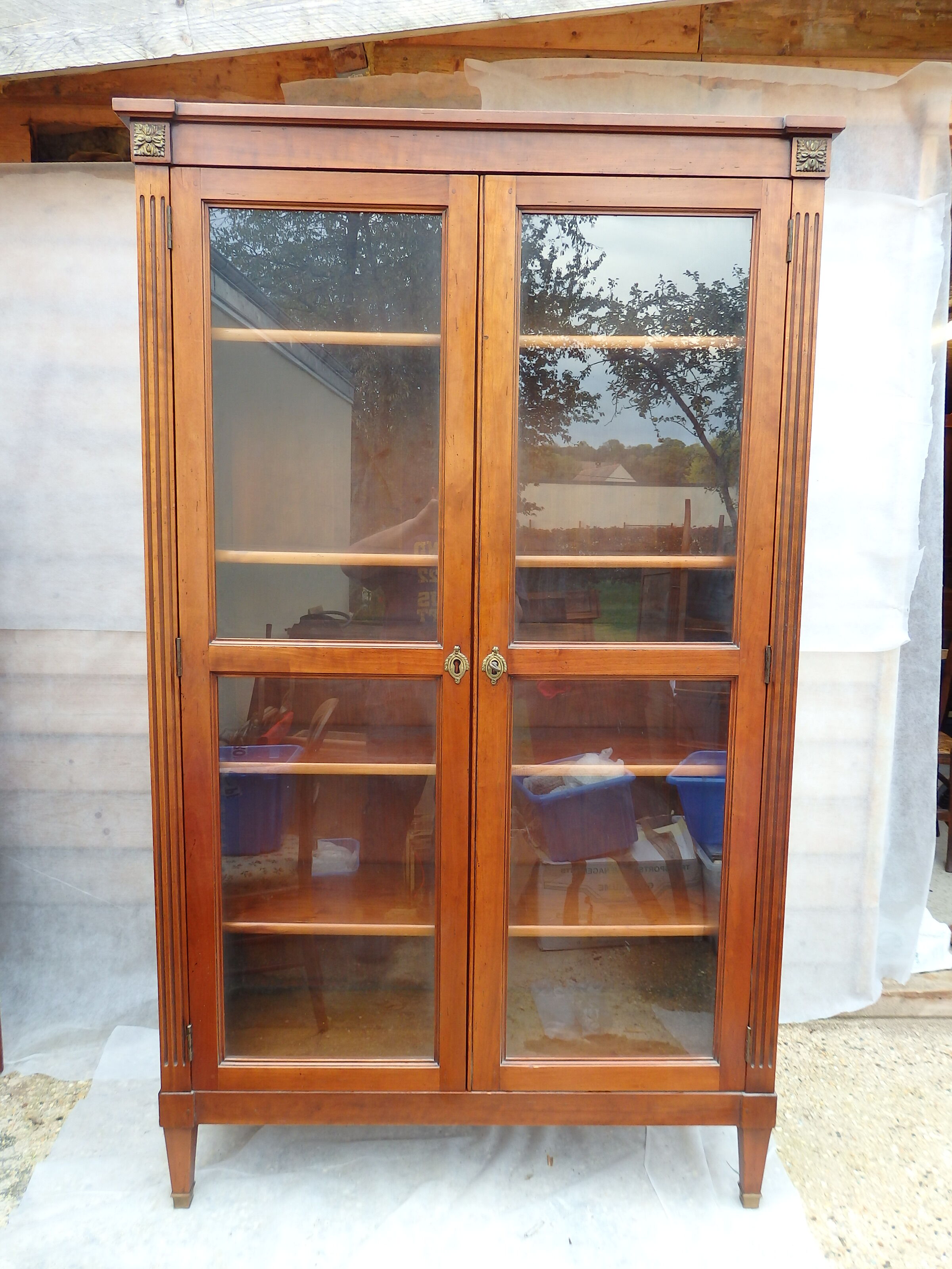 Showcase Louis XVI style