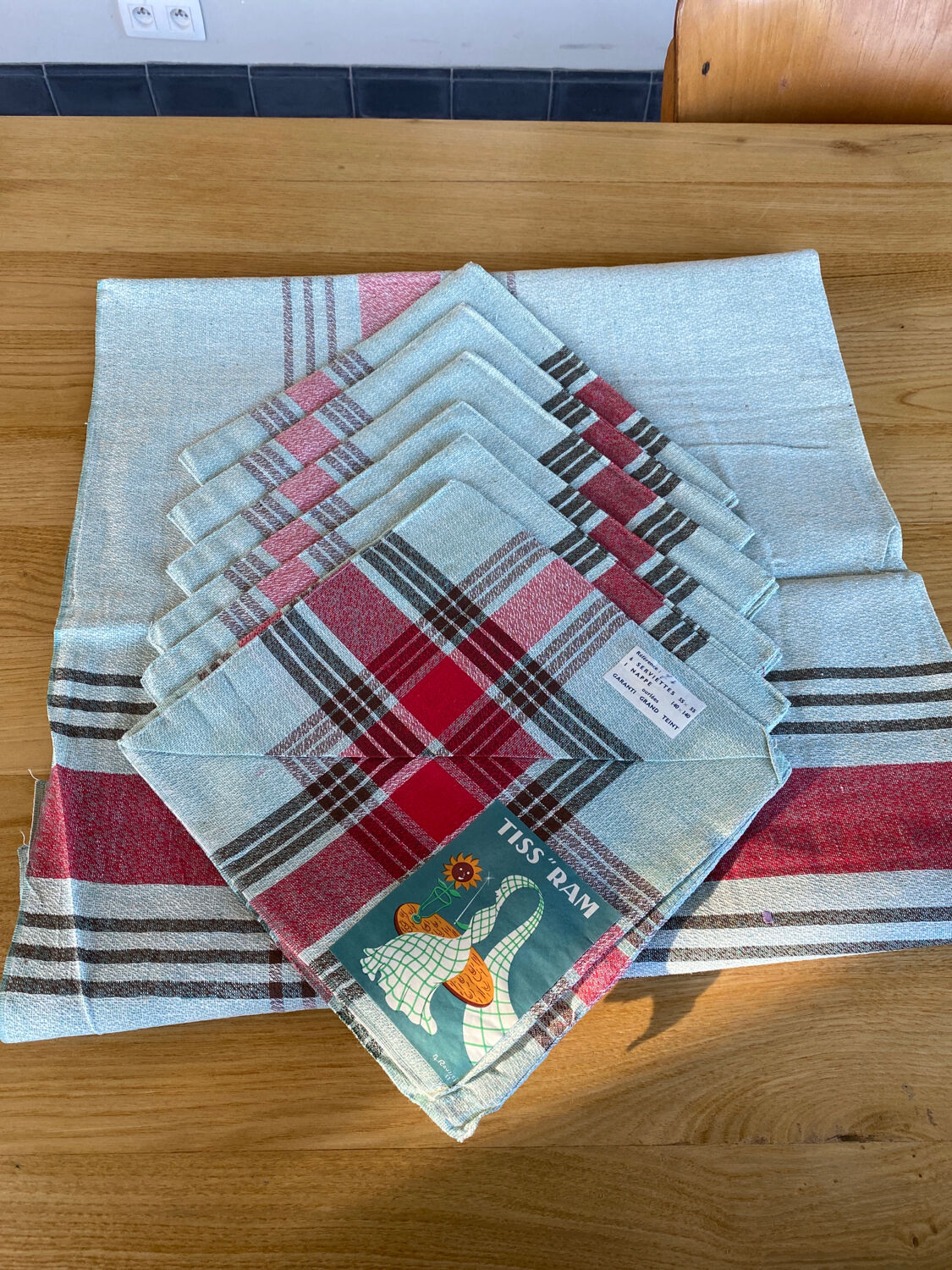 Nappe 140x140 et 6 serviettes à carreaux