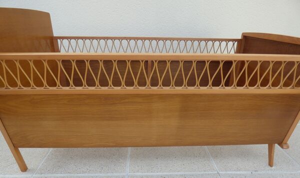 Lit de bébé art déco avec ses pieds compas en bois