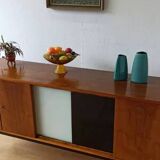 Buffet long moderniste des années 1970.