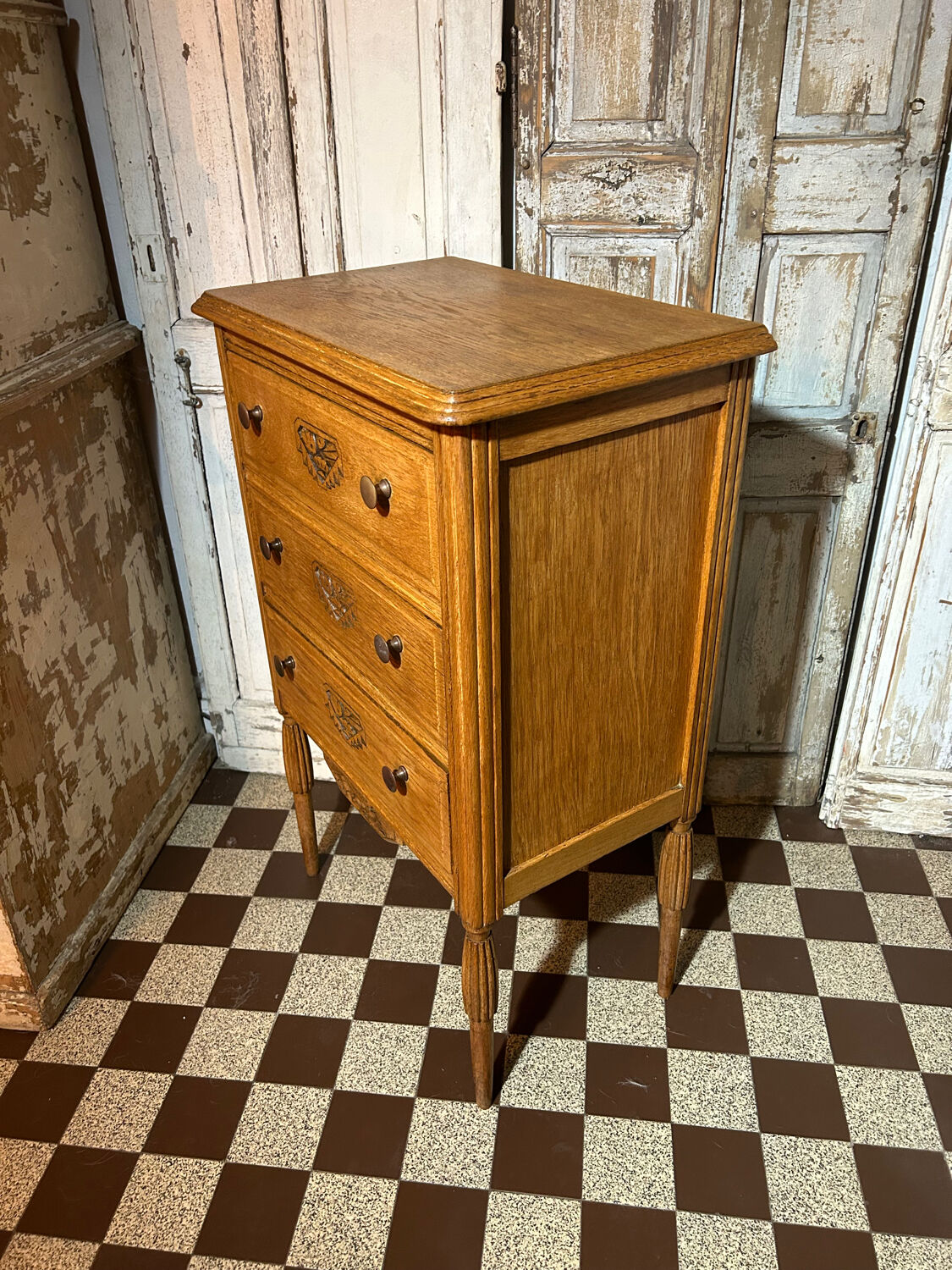 Small Art Deco chest of drawers with 3 drawers in light oak.