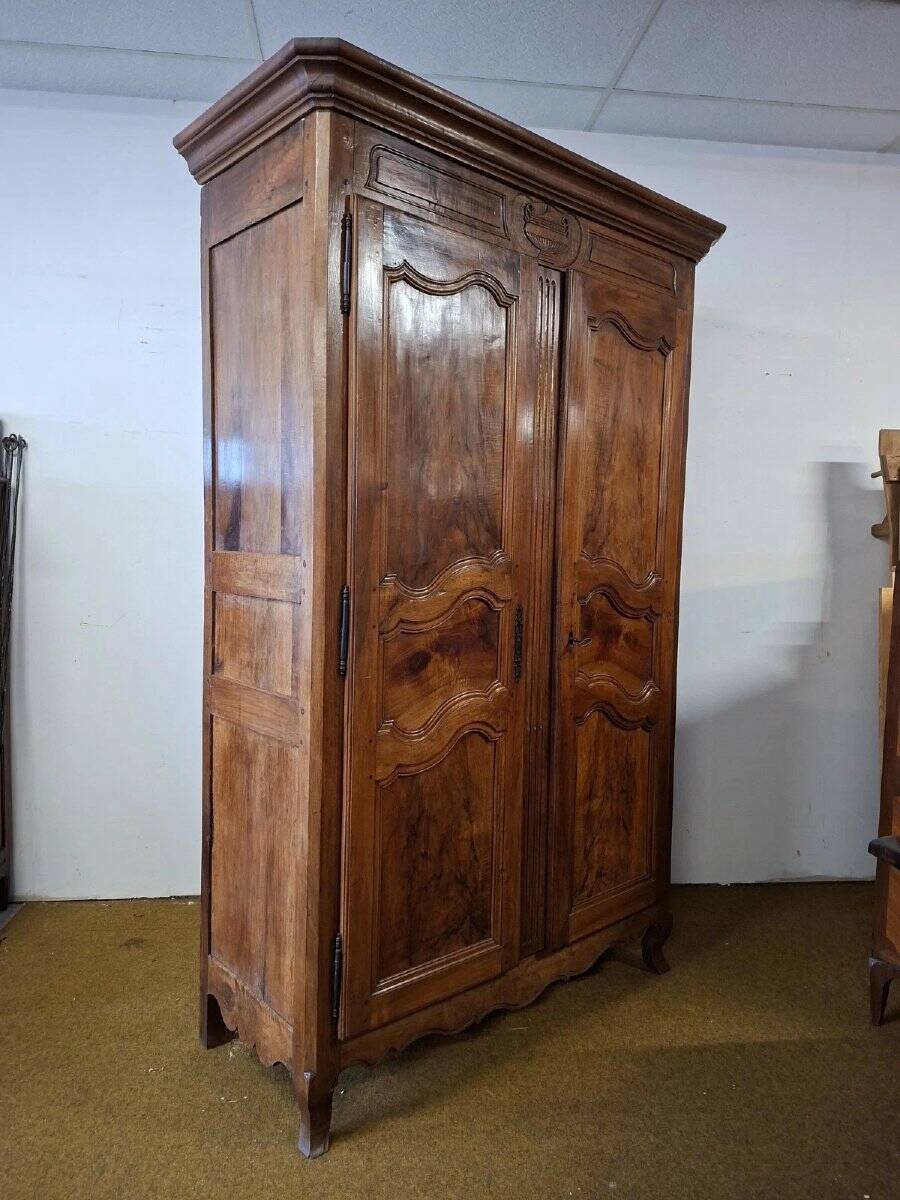 Louis XV period wardrobe in solid walnut, quality regional craftsmanship.