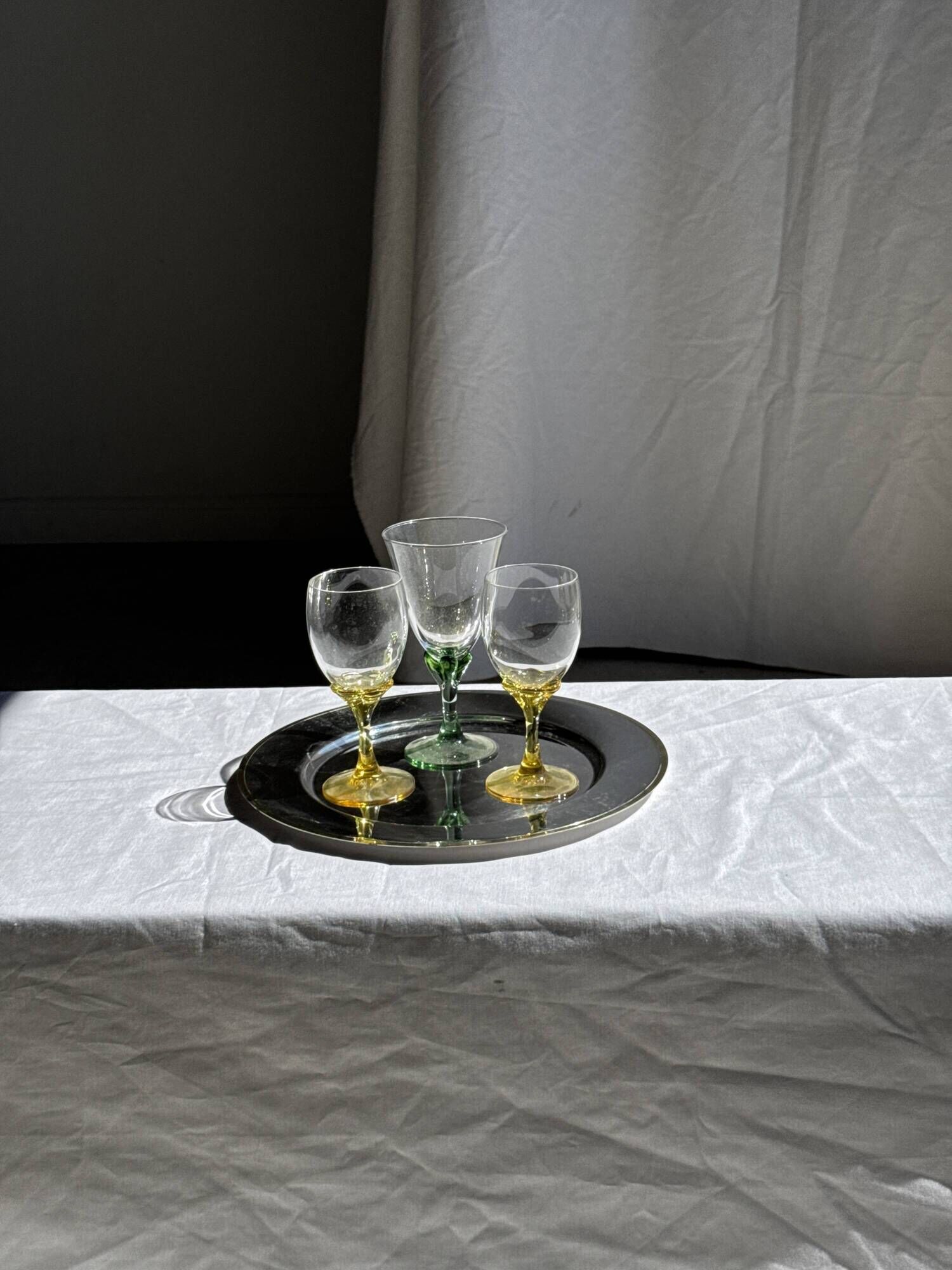 Round silver-plated tray with a wide gold border D30 H2