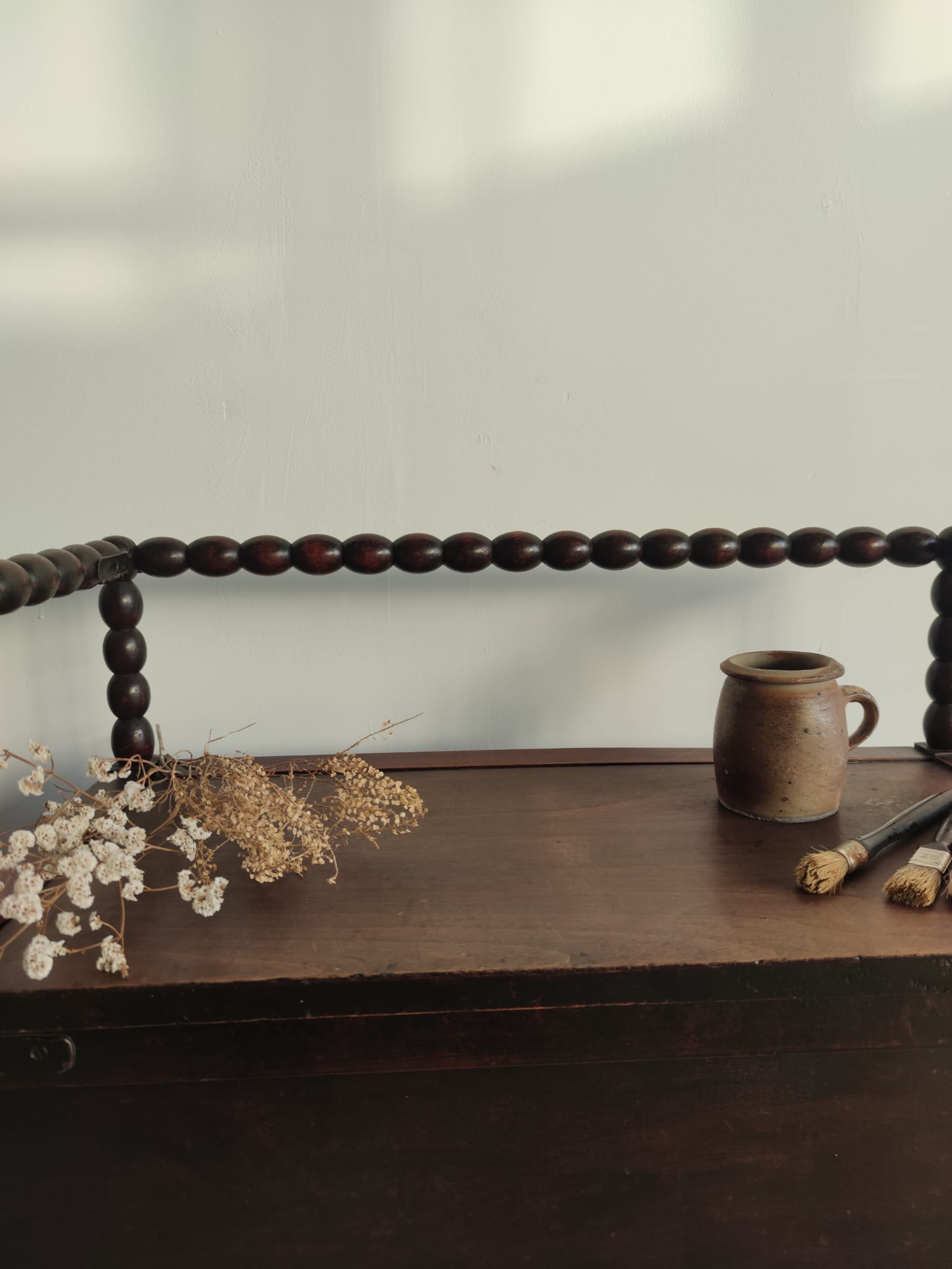 Natural wood chest forming a bench, ringed shoulders