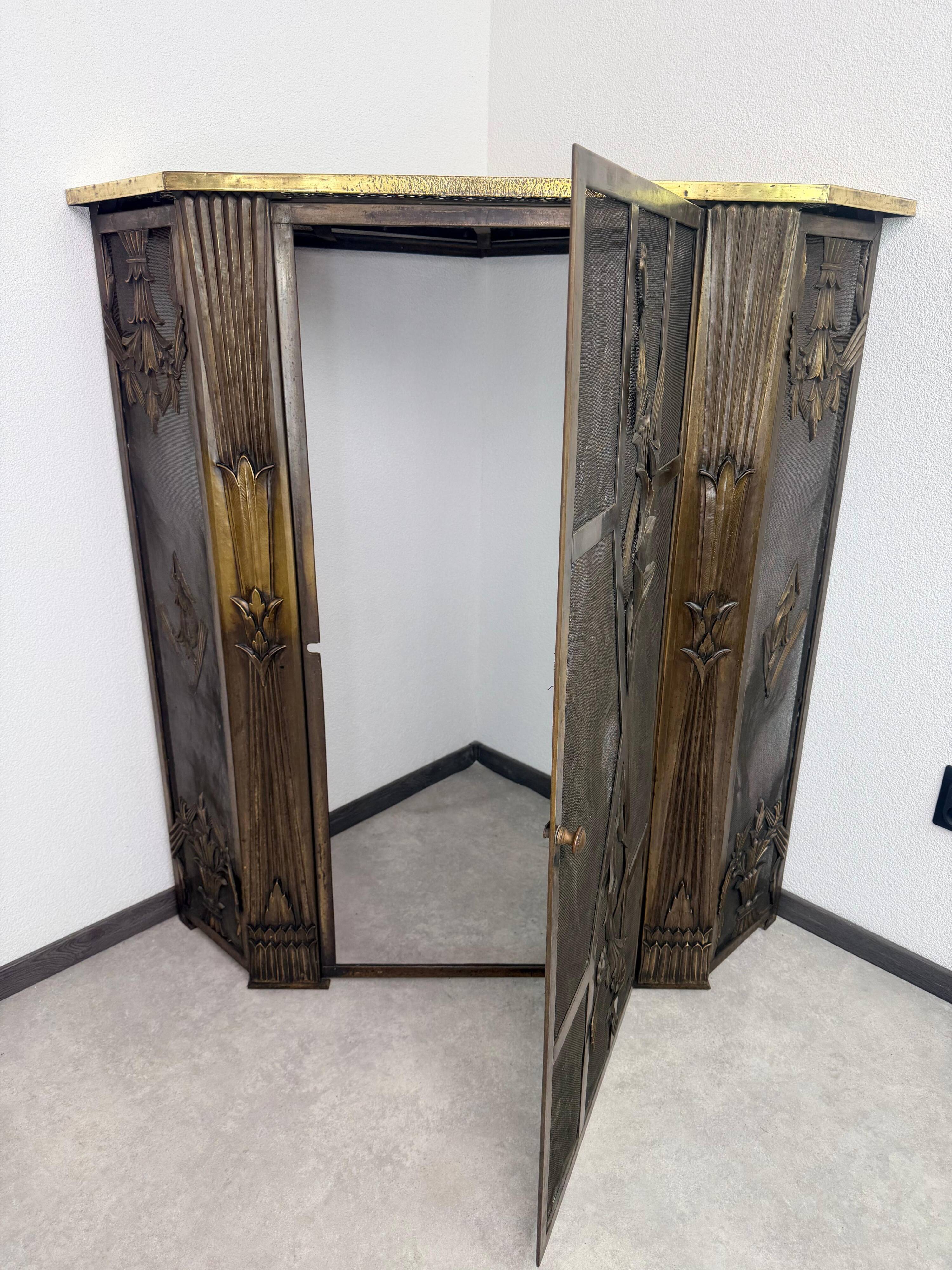 Corner fireplace screen in brass attributed to Dagobert Peche