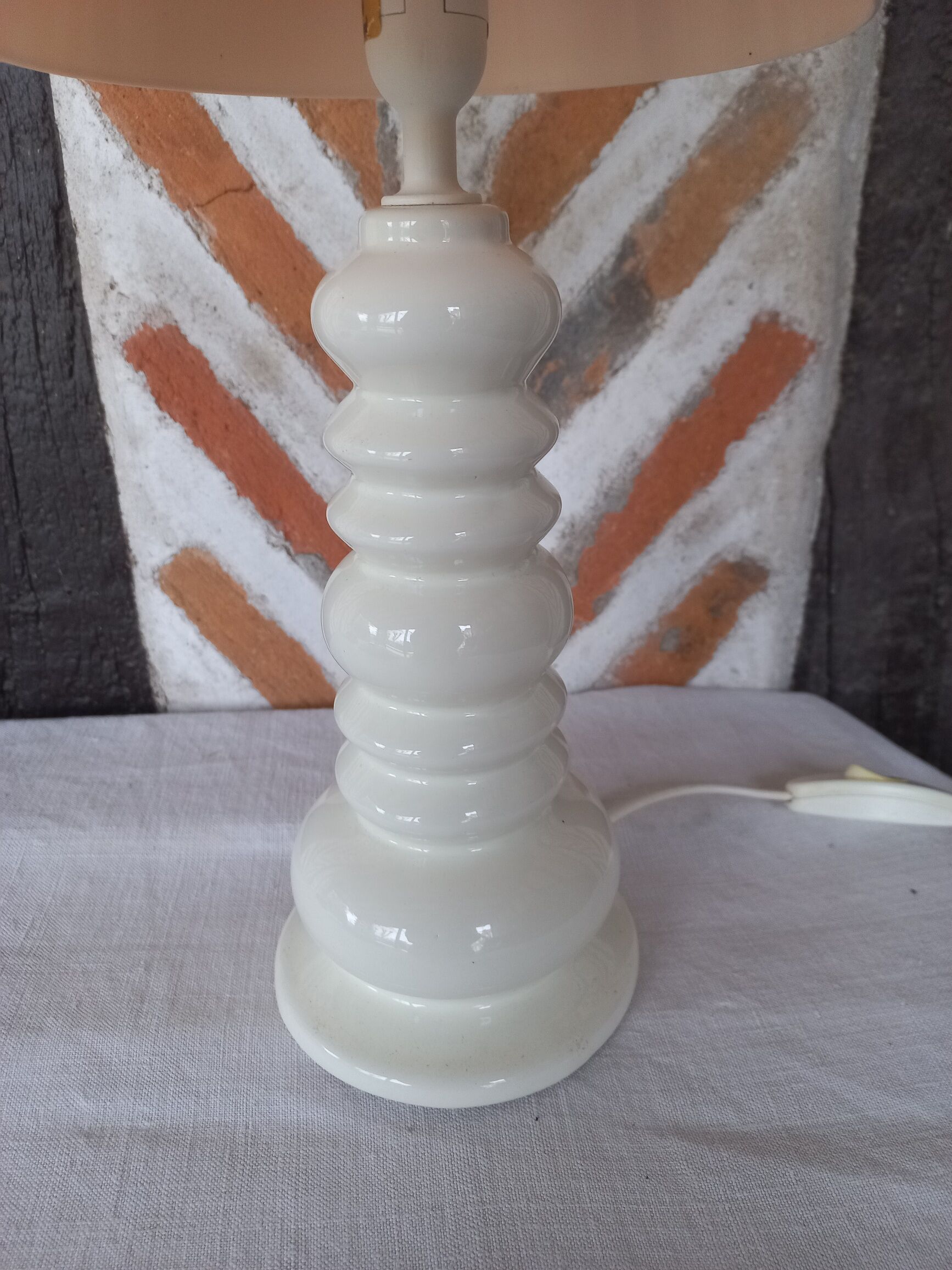 Off-white ceramic lamp