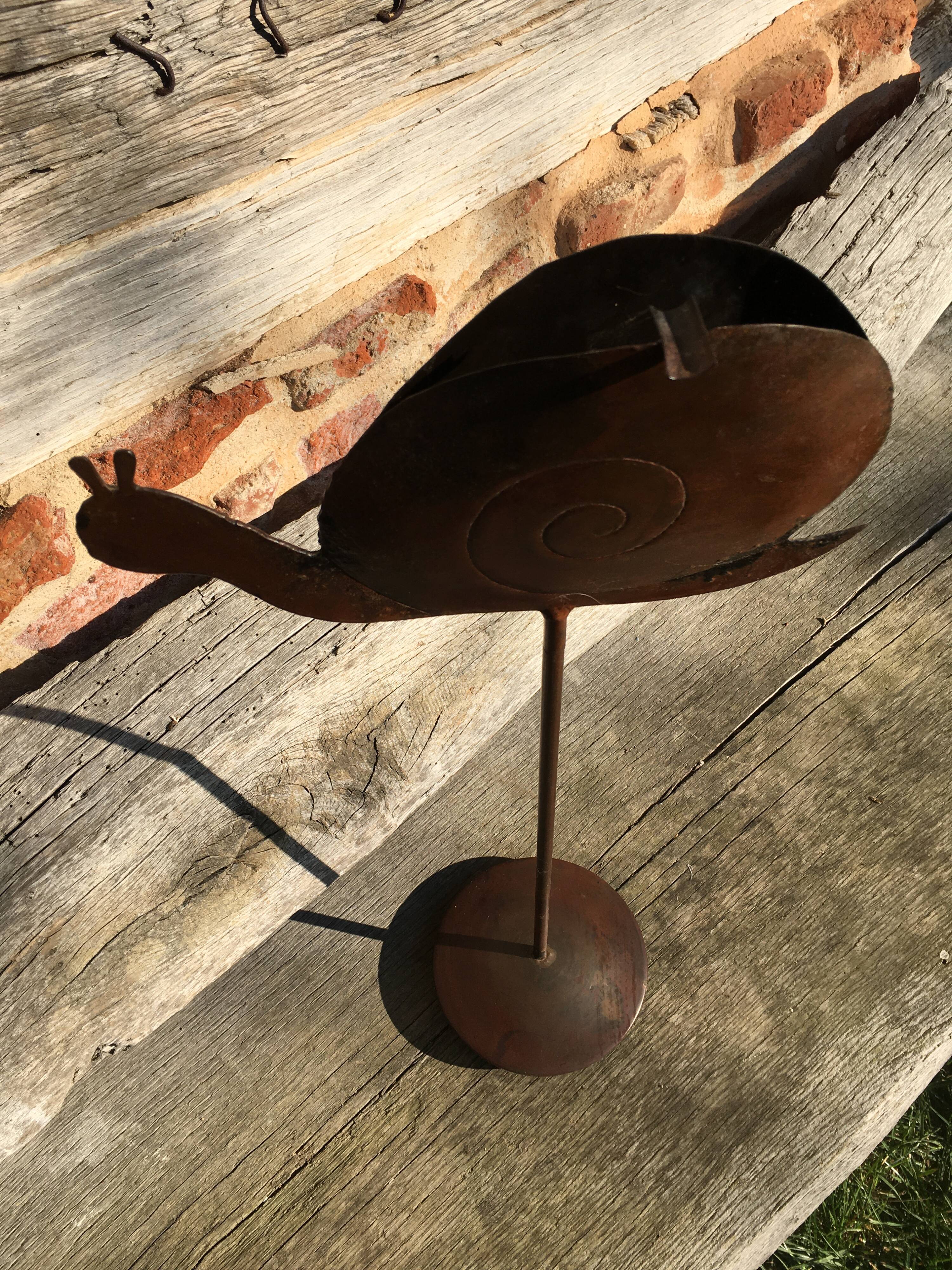 Metal ashtray shaped snail on foot tumble type