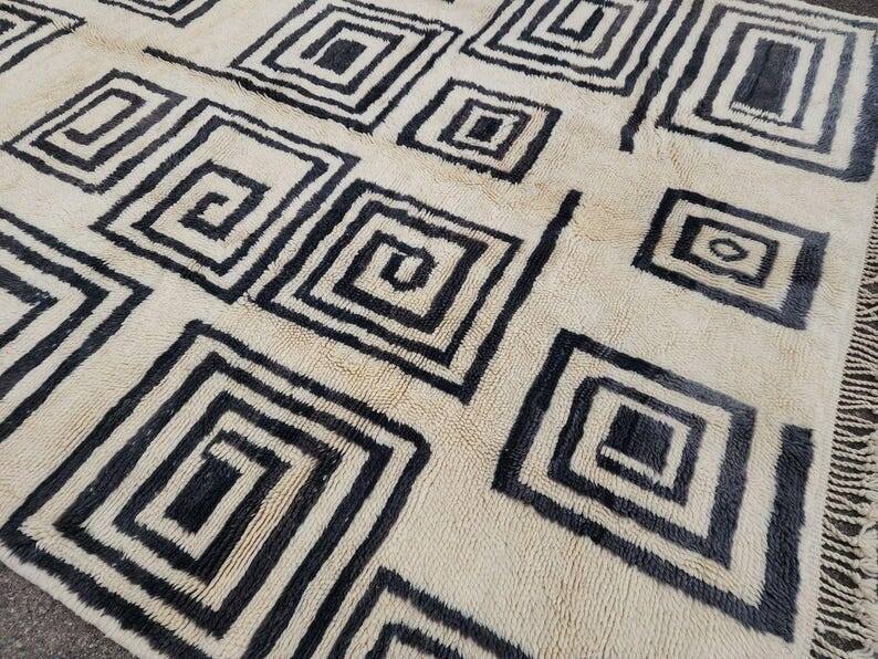 Moroccan Berber rug in cream and black 300x200 cm – spiral geometric pattern