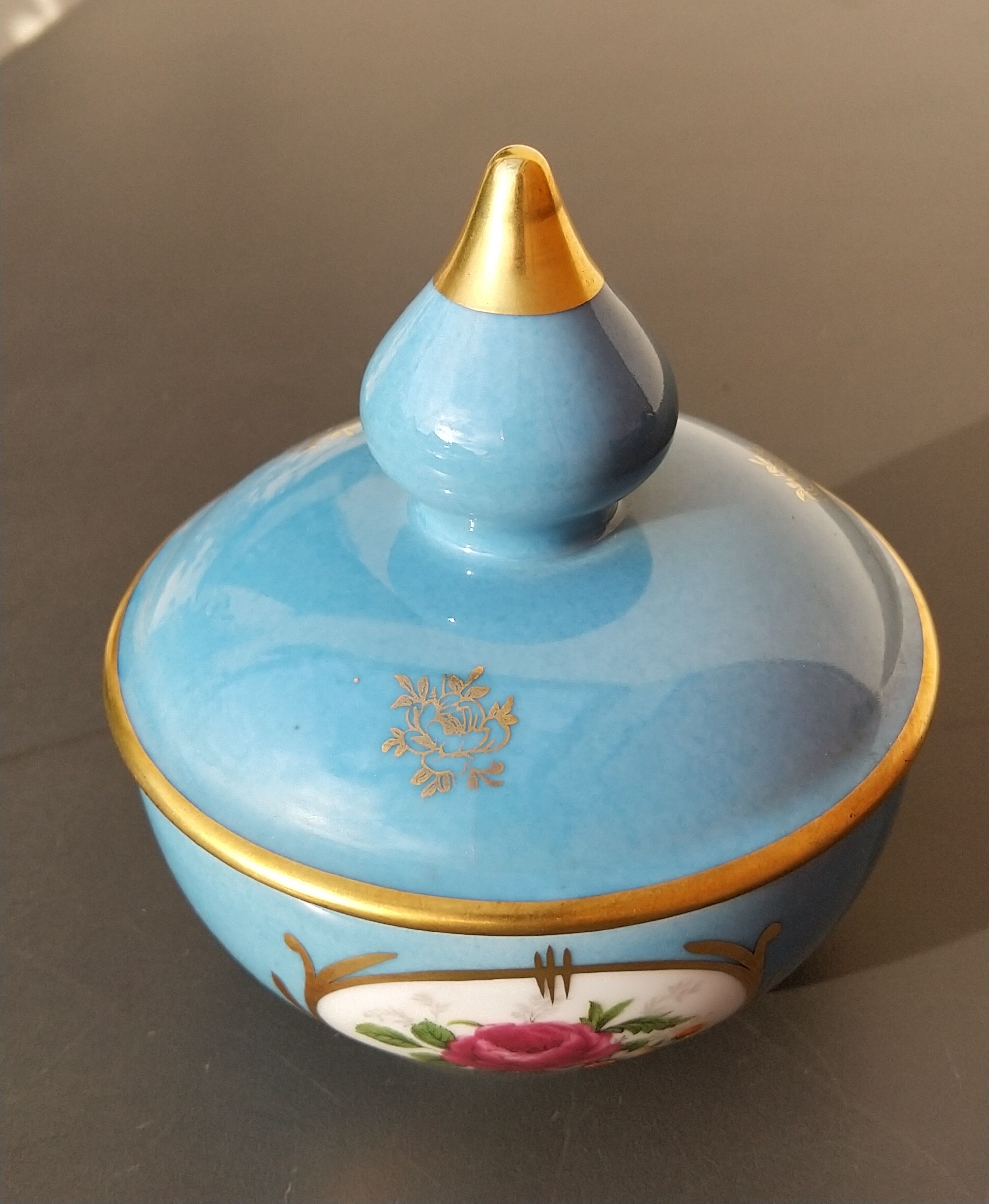 Bonbonnière en porcelaine de Limoges  , vintage