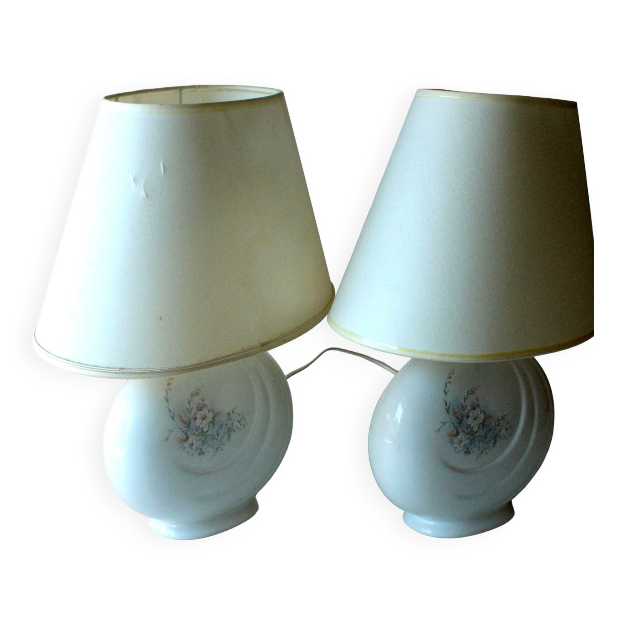 2 bedside lamps made of white ceramic with floral motifs and fabric lampshades, vintage from the 70s
