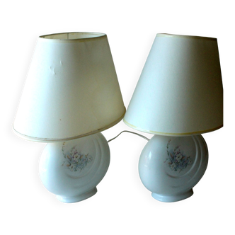 2 lampes de chevet en céramique blanche à motifs floraux et abat-jour en tissu, vintage des années 70