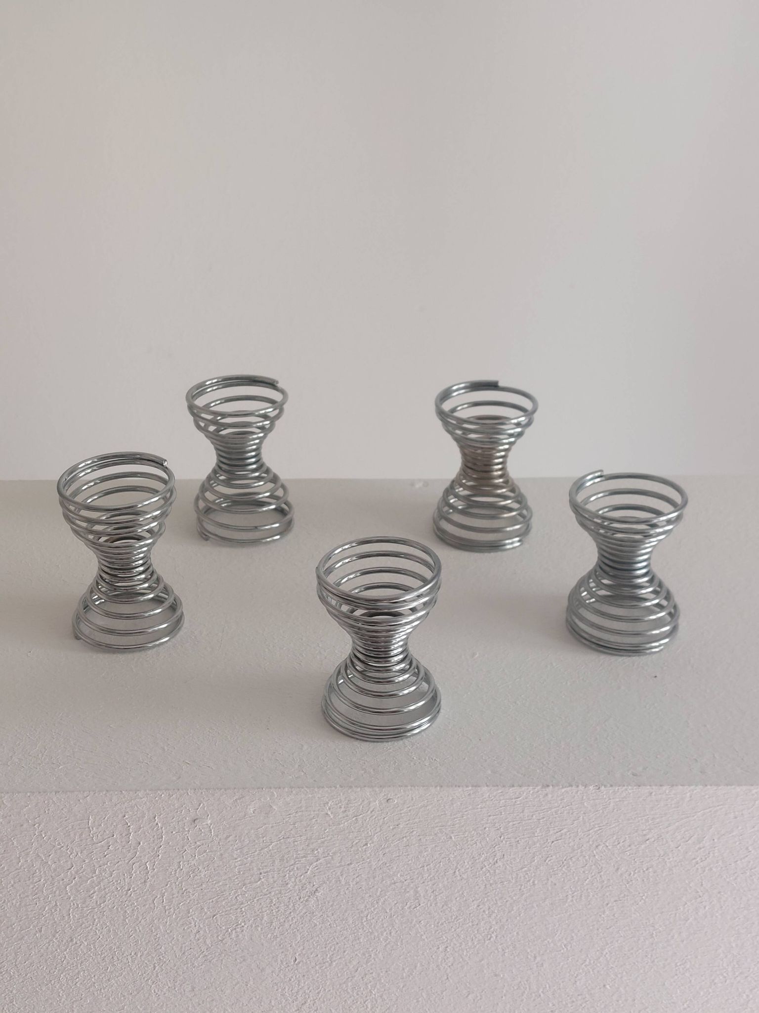 Set of 5 vintage postmodern egg cups with spiral decoration in Memphis style.