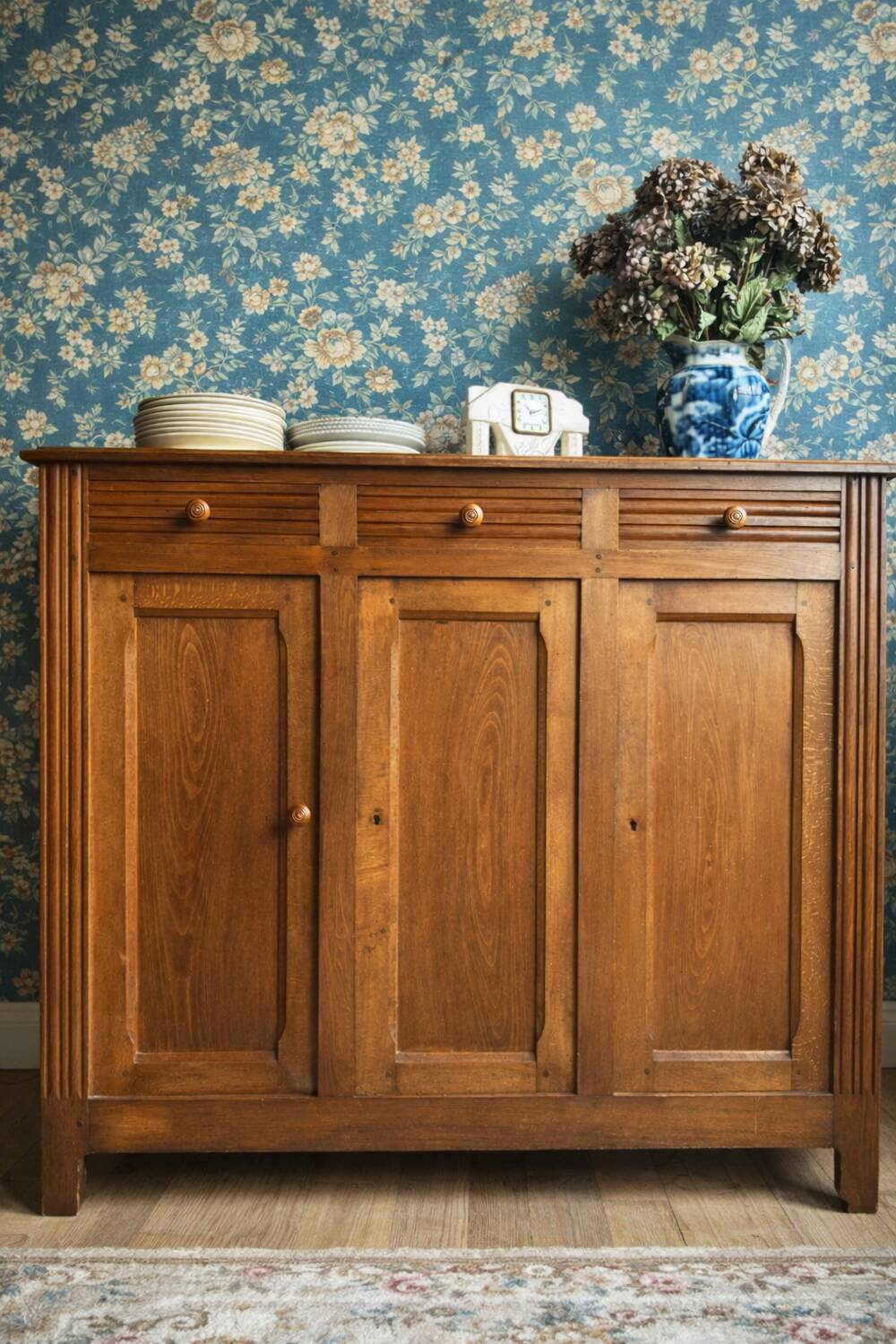 Grand Parisian buffet with 3 doors – solid oak – An elegant and sturdy rarity