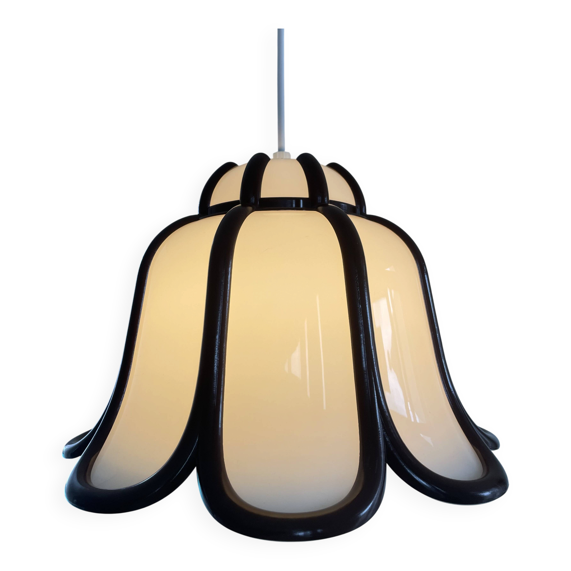 Tulip shaped pendant lamp
