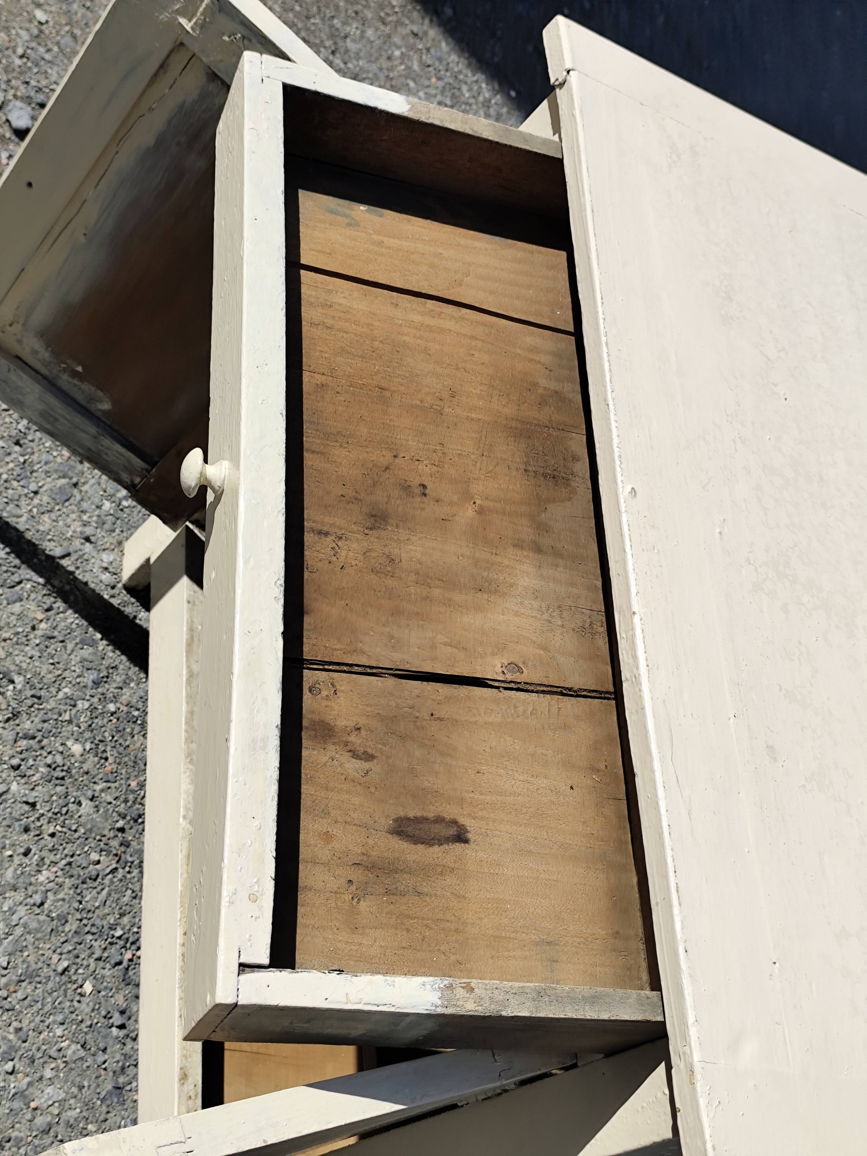 Small Parisian sideboard with one drawer and two doors, white lacquered