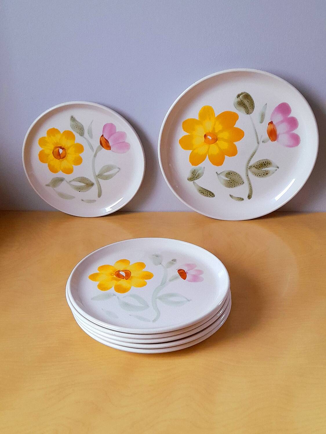 Assiettes à dessert fleuries ,Sarreguemines 1960.