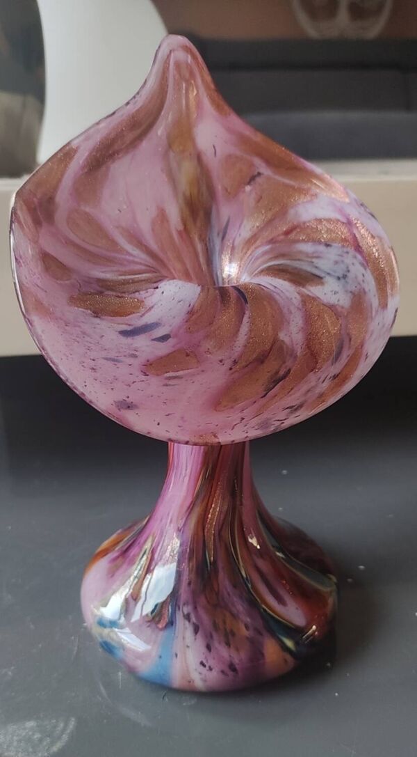 Vase Volubilis en verre d Art Murano. Moucheté fond rose. Haut 21 cm
