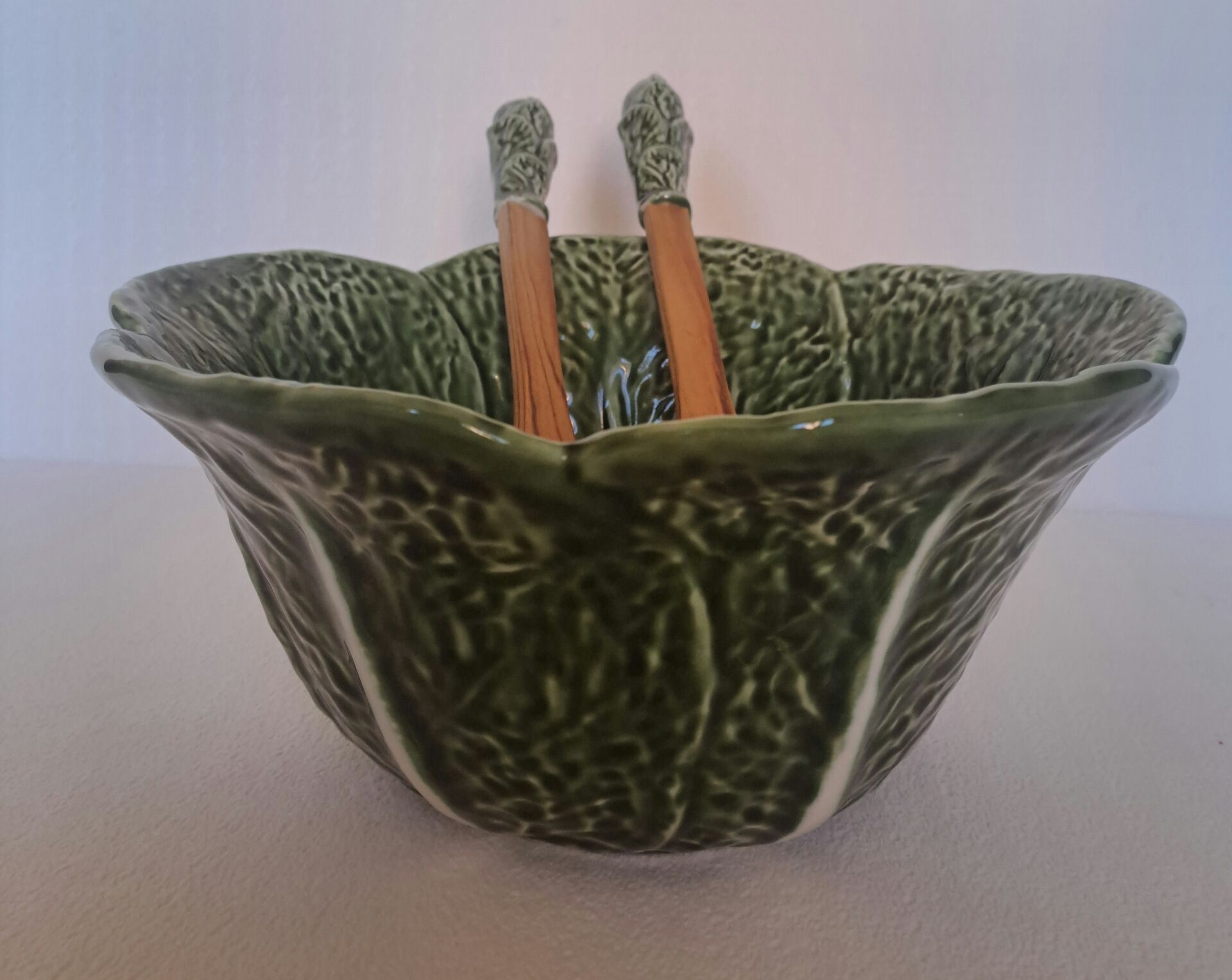 Cabbage bowl and its salad utensils in earthenware