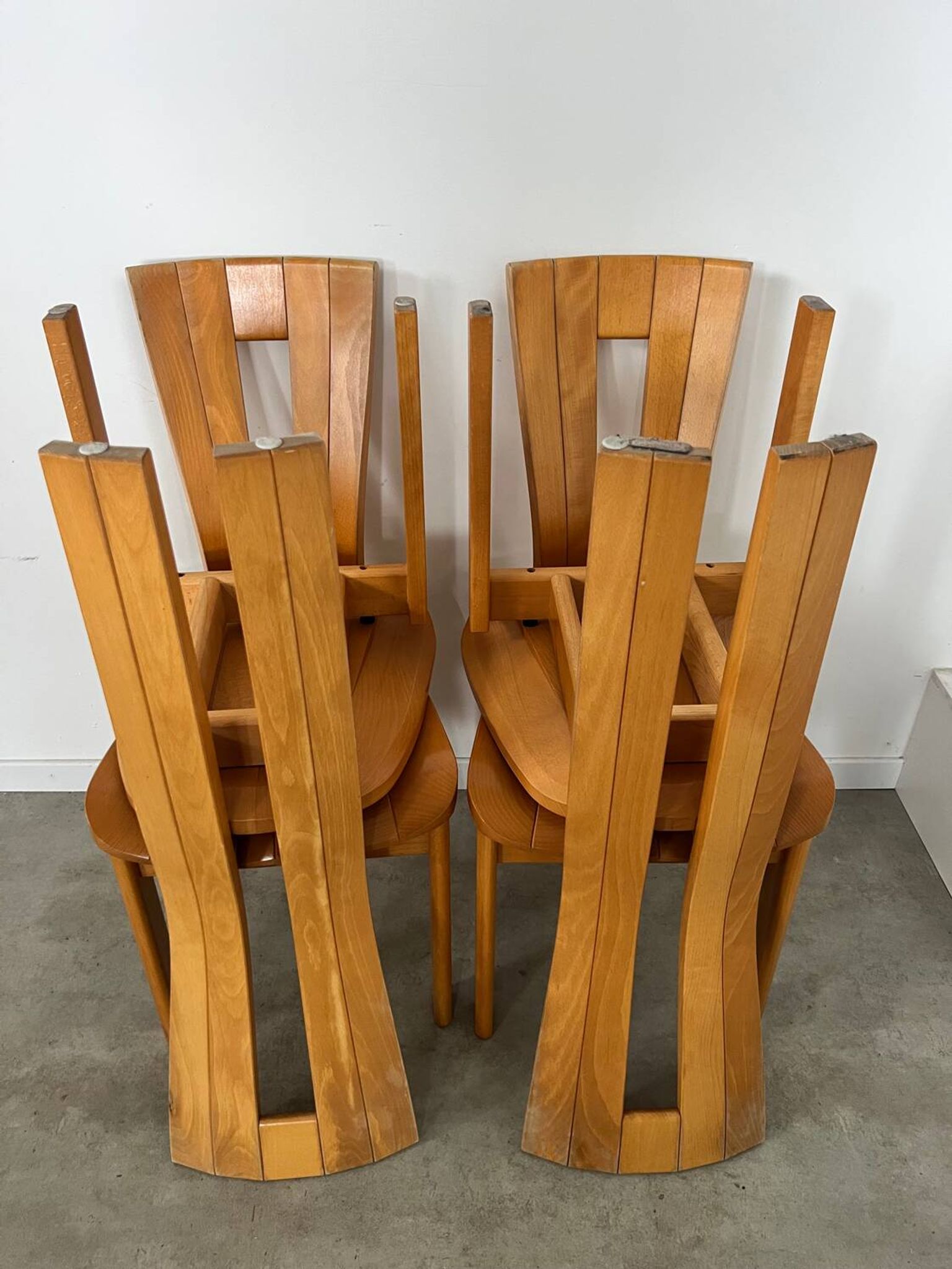 4 old French design solid elm chairs from the 70s vintage