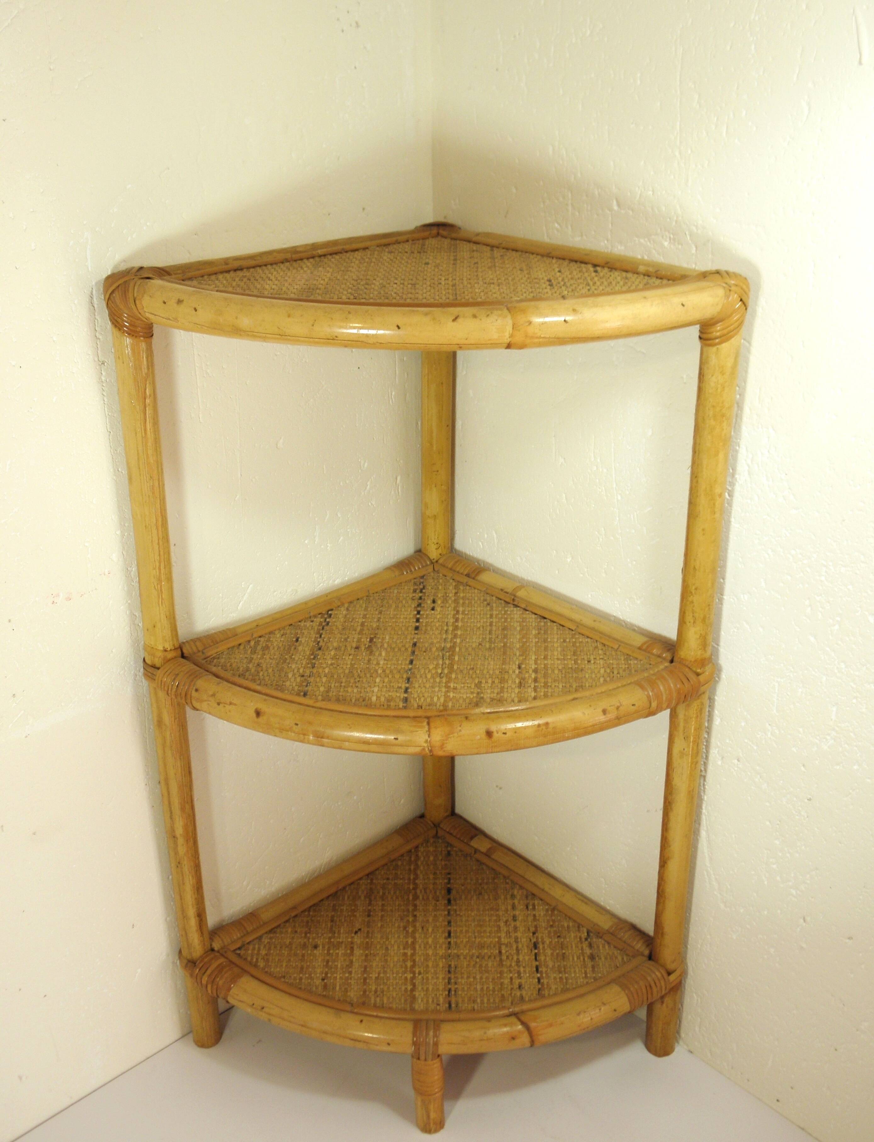 Corner shelf in rattan