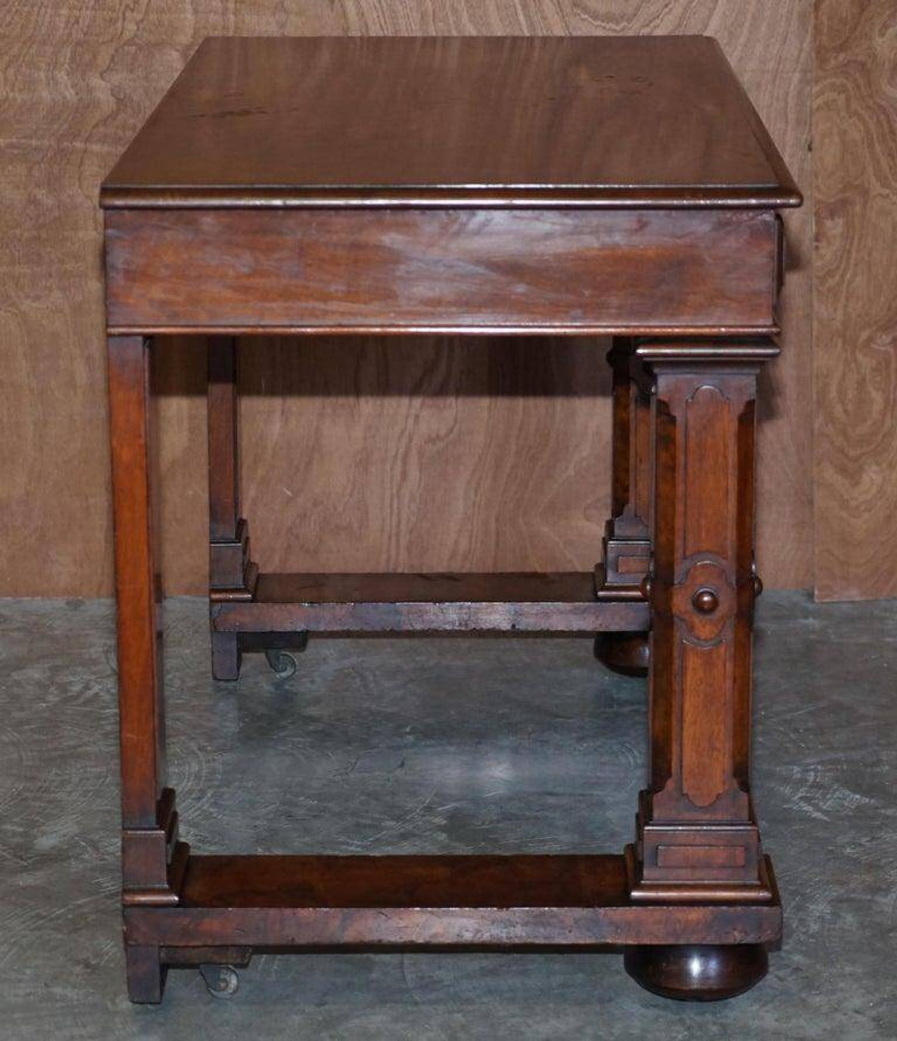 Table d'écriture Renaissance en noyer flamé style Pugin, vers 1850