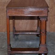 Table d'écriture Renaissance en noyer flamé style Pugin, vers 1850