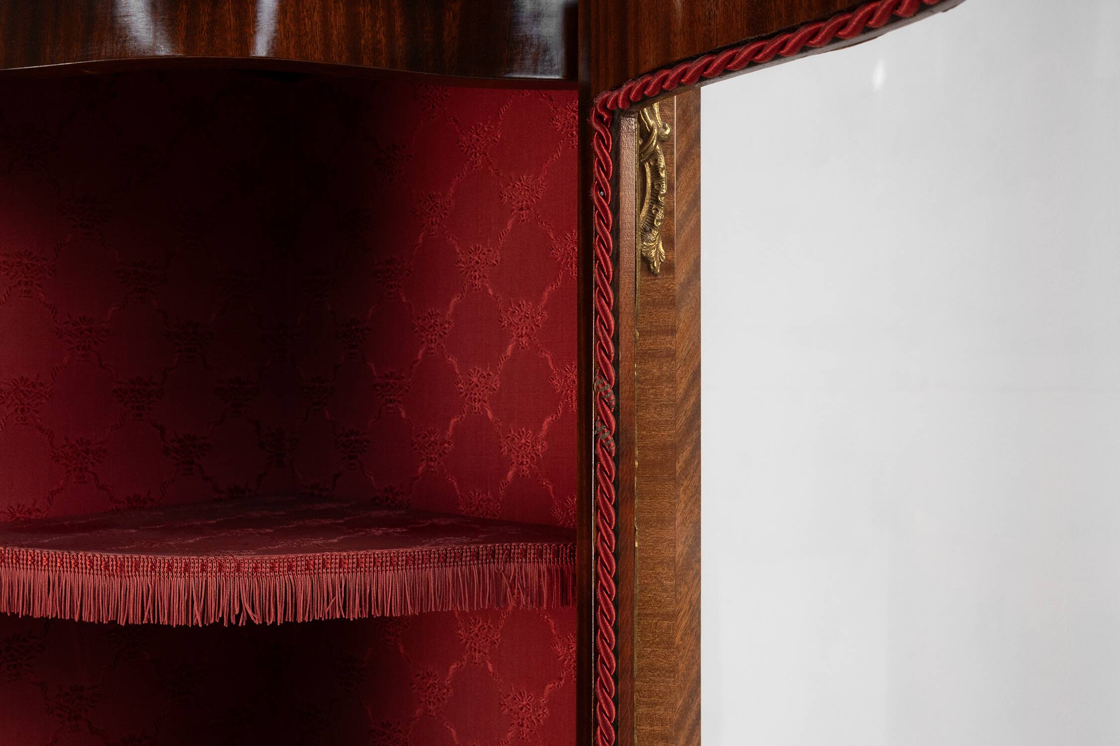 French 20th Century Louis XV style corner display cabinet with arched glass, ca 1950