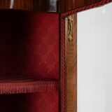 Vitrine d'angle de style Louis XV avec vitre cintrée, vers 1950