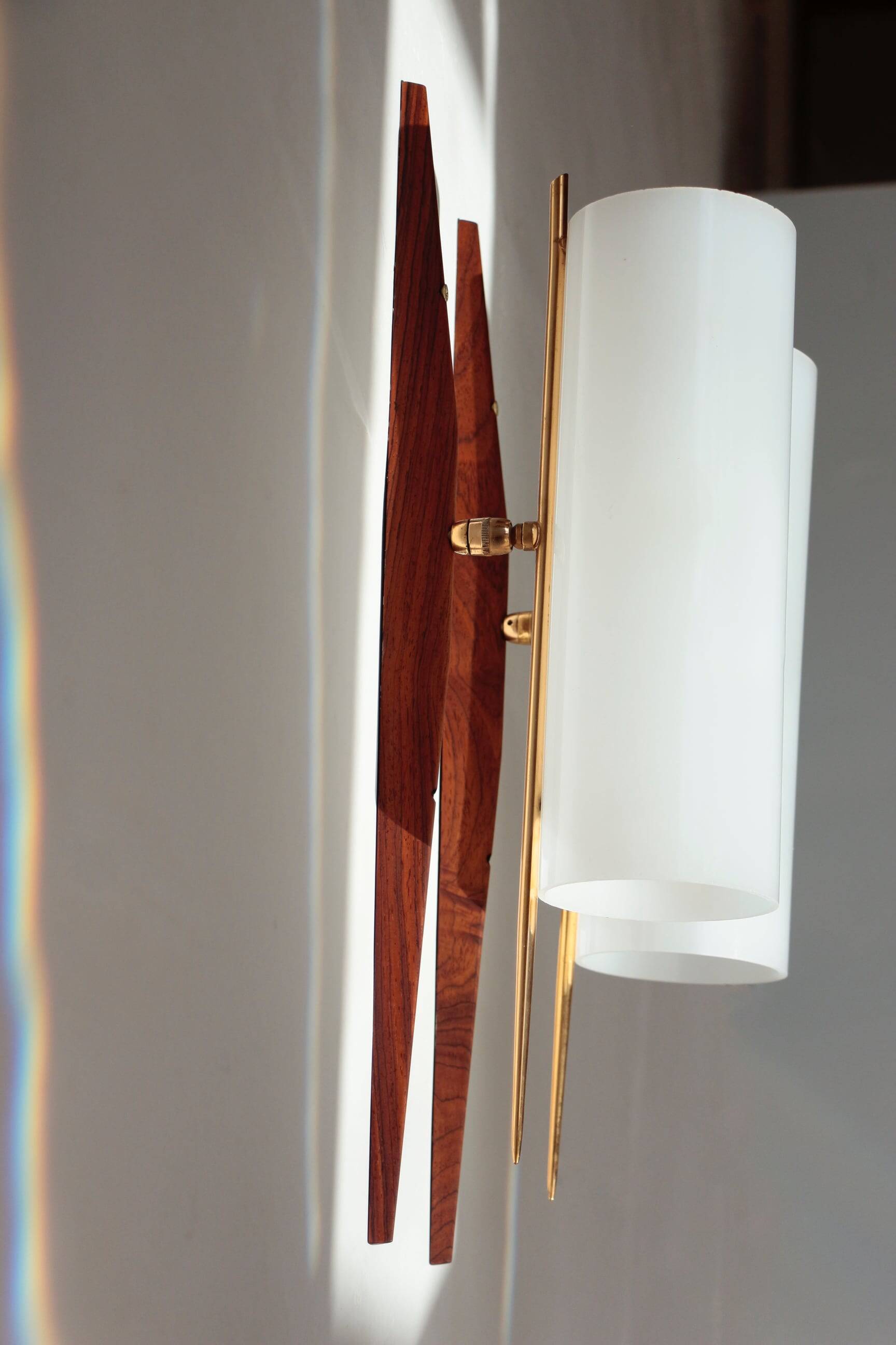 Modernist adjustable wall lights in teak and brass – 1950