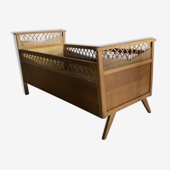 Lit bébé vintage en bois et rotin année 60