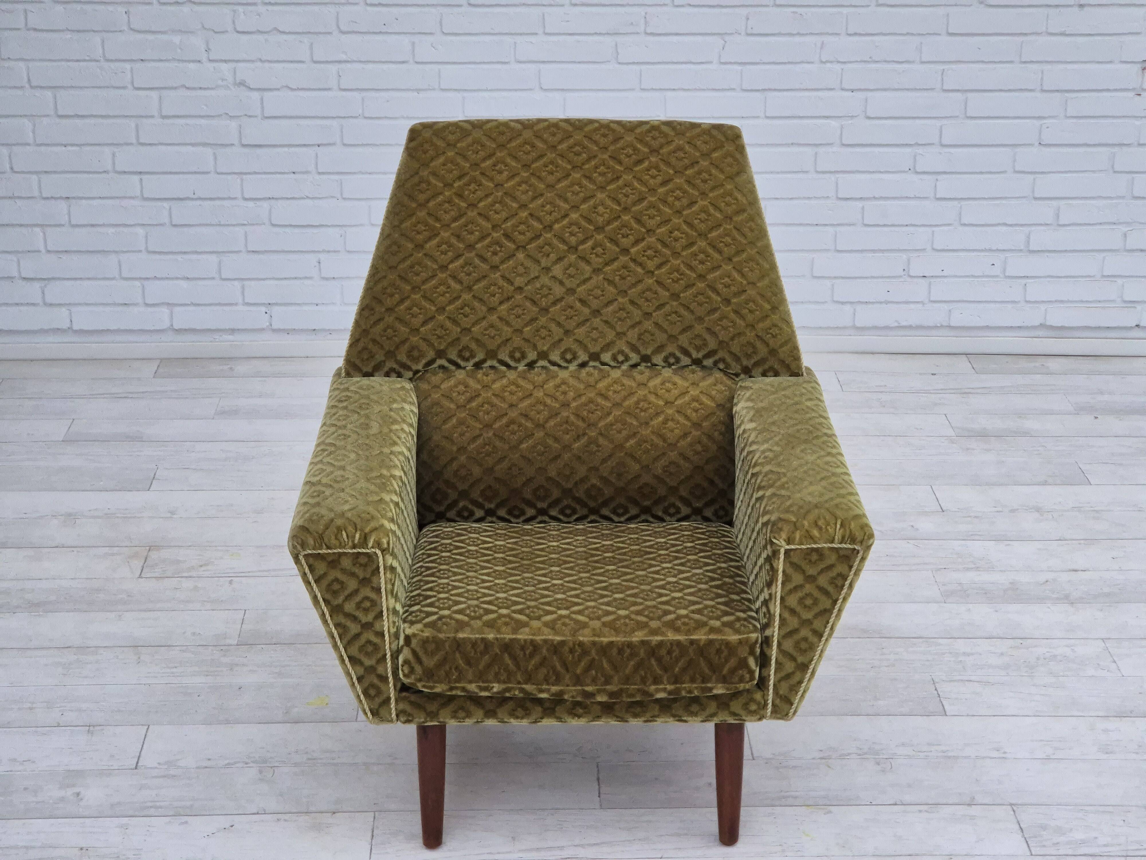 Fauteuil danois à dossier haut de georg thams, revêtement original, velours vert, bois de teck.