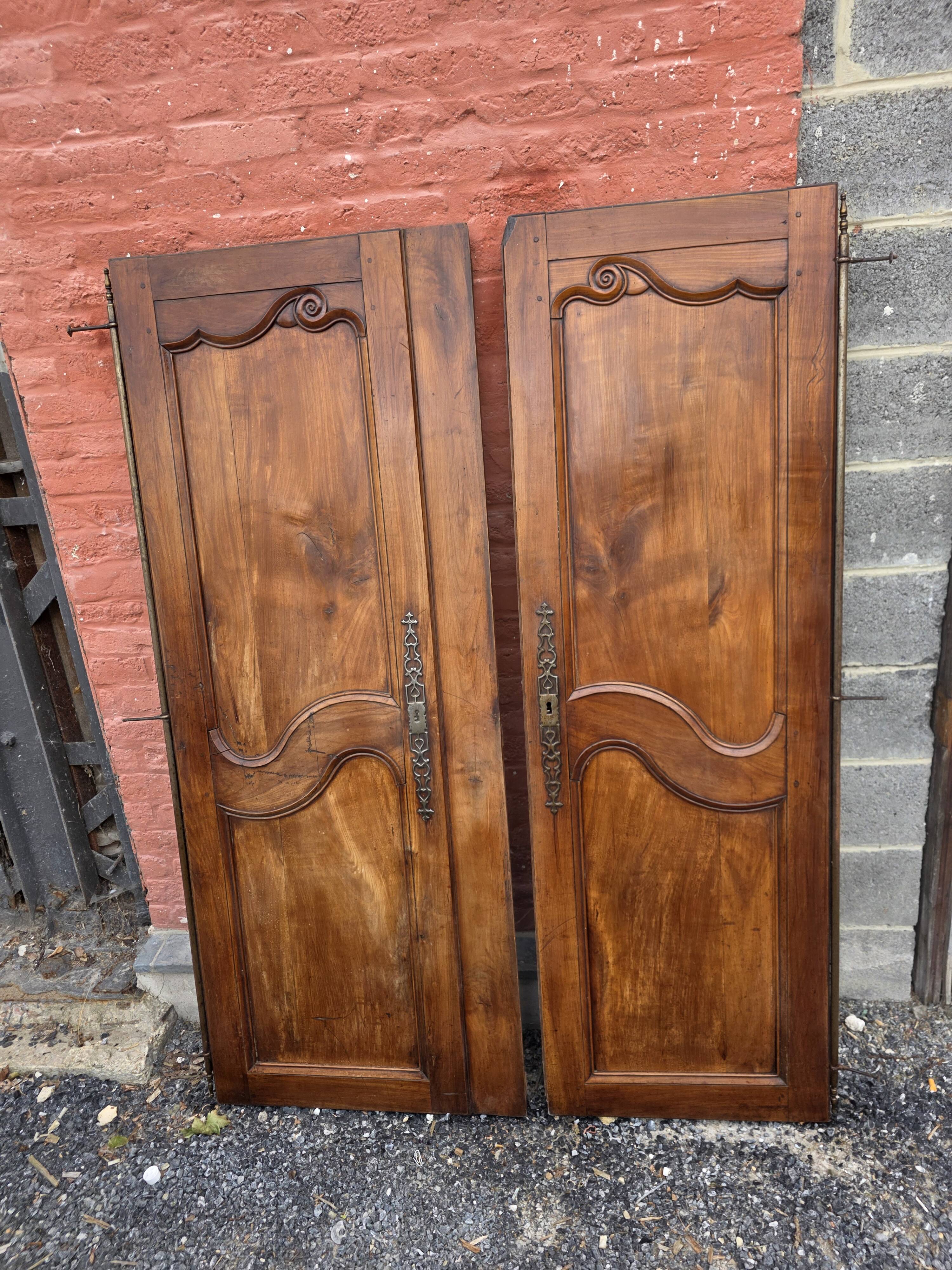 Paire de portes de placard style Louis XV en merisier massif