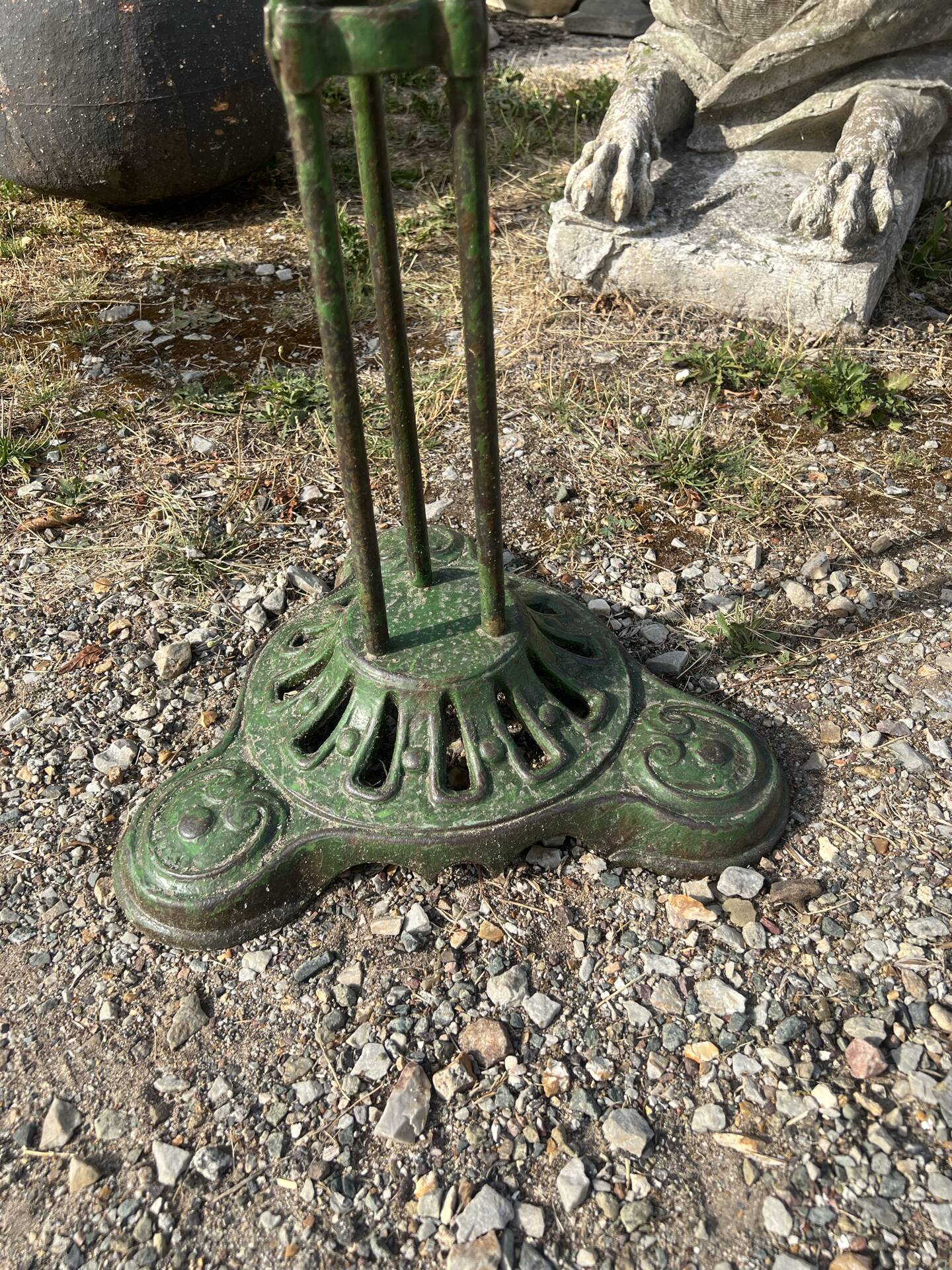 Garden table with a cast iron base