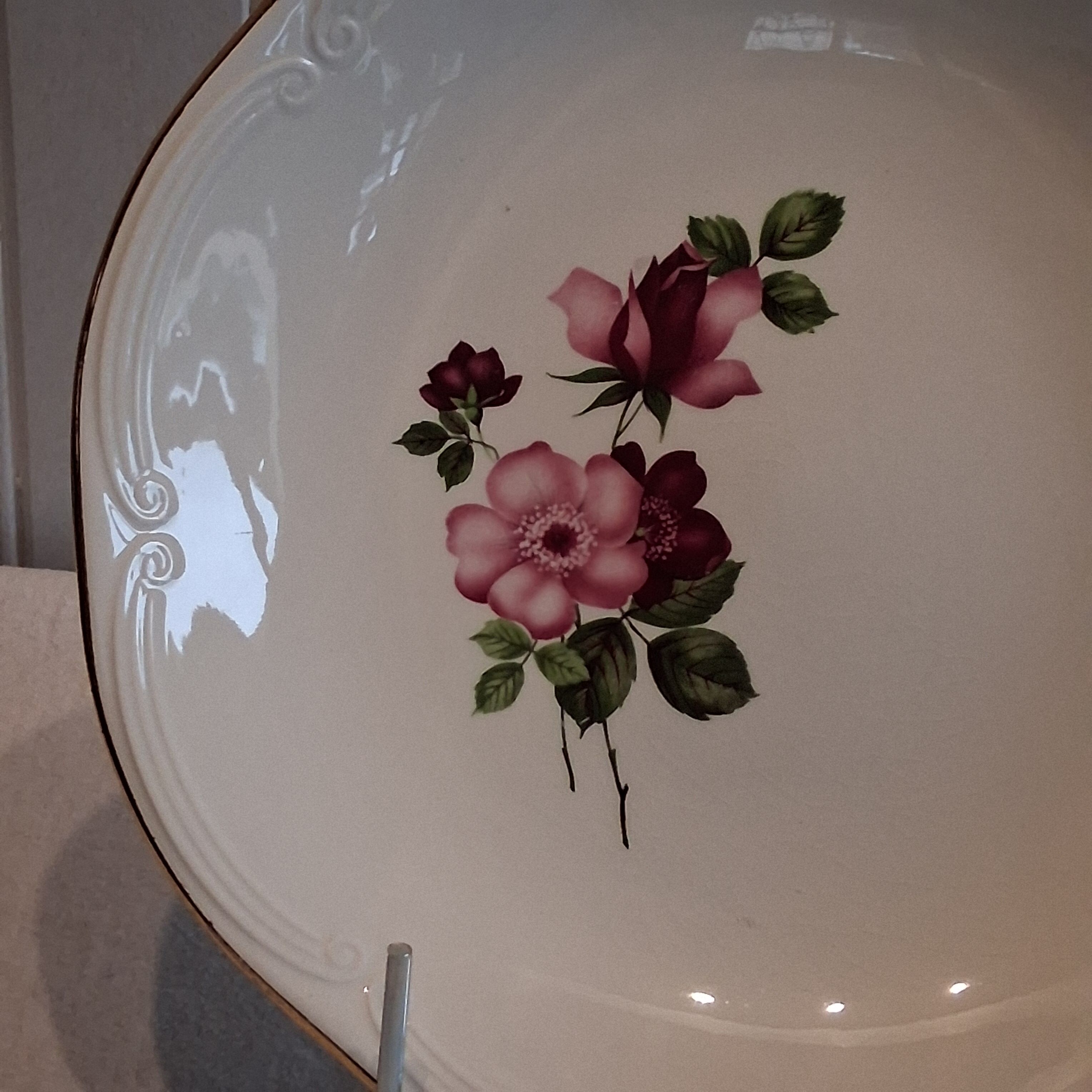 Very nice round serving dish from Gien model "Chinon" in very good condition.