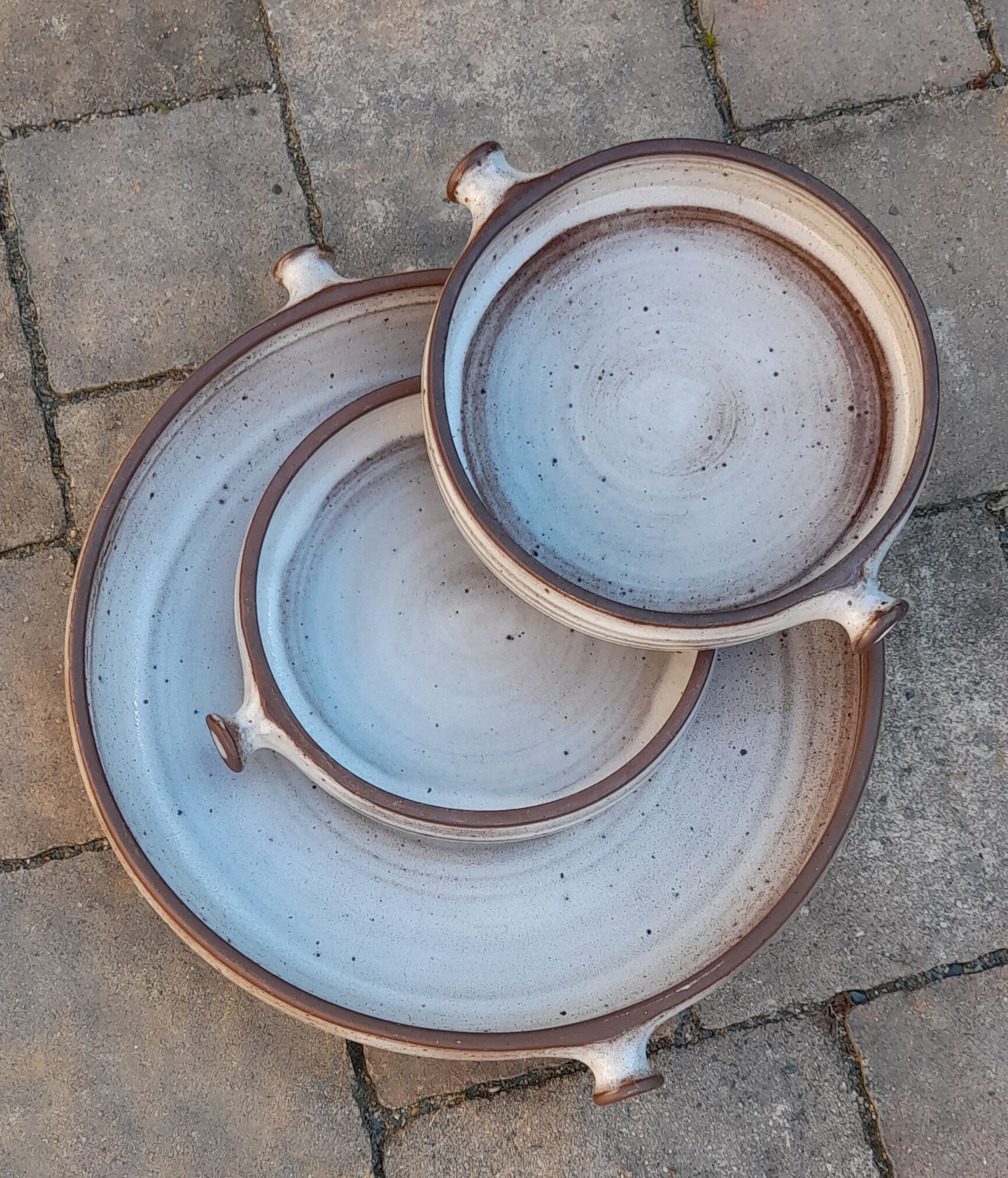 Set of 3 dishes in varnished pyrity sandstone, cream and brown