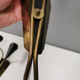 Un ensemble d'appliques en métal laqué noir avec détails en laiton