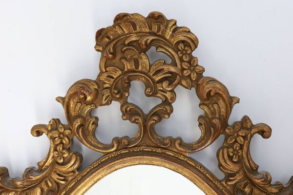 Miroir mural ovale de style baroque en bois doré, France