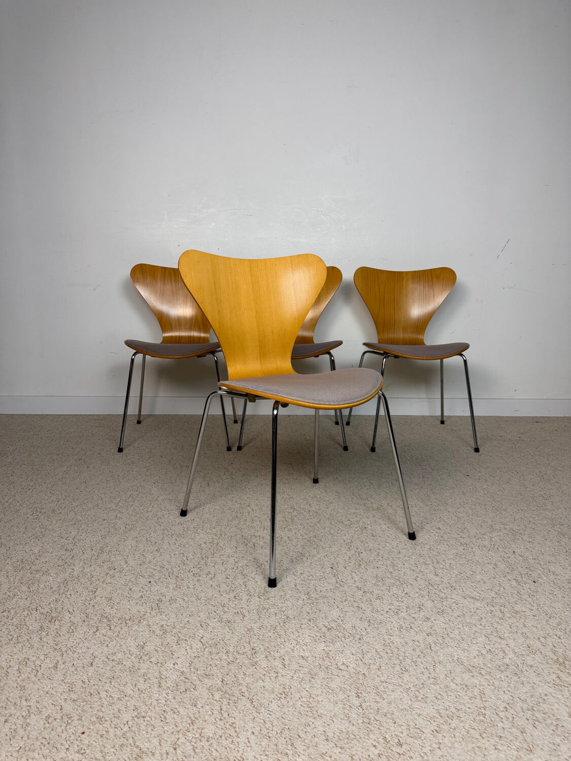 4 chairs Series 7 – Arne Jacobsen for Fritz Hansen