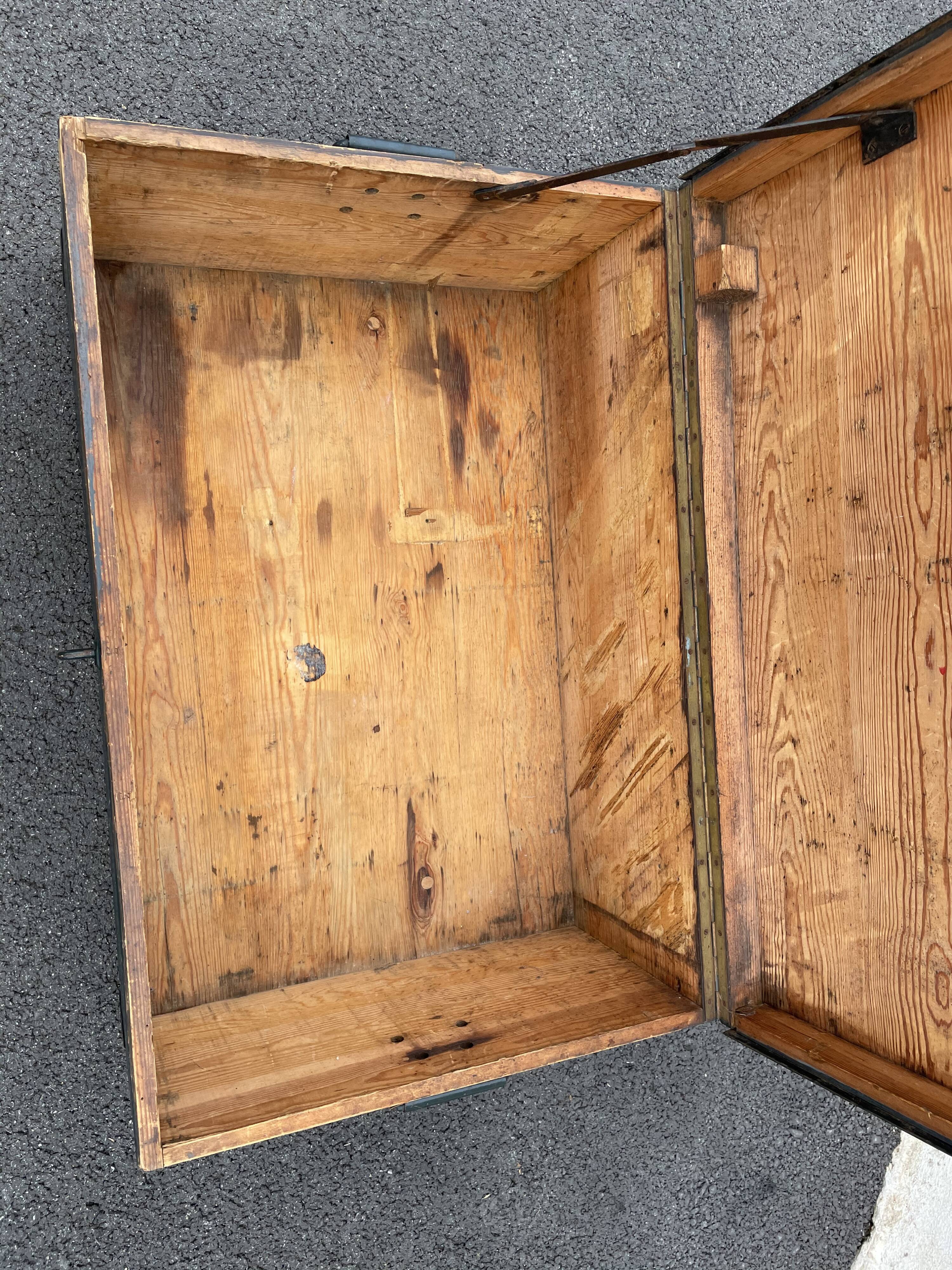 Painted wooden trunk L83 X H37 X P56