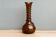 Vase -fiole en verre soufflé ambré